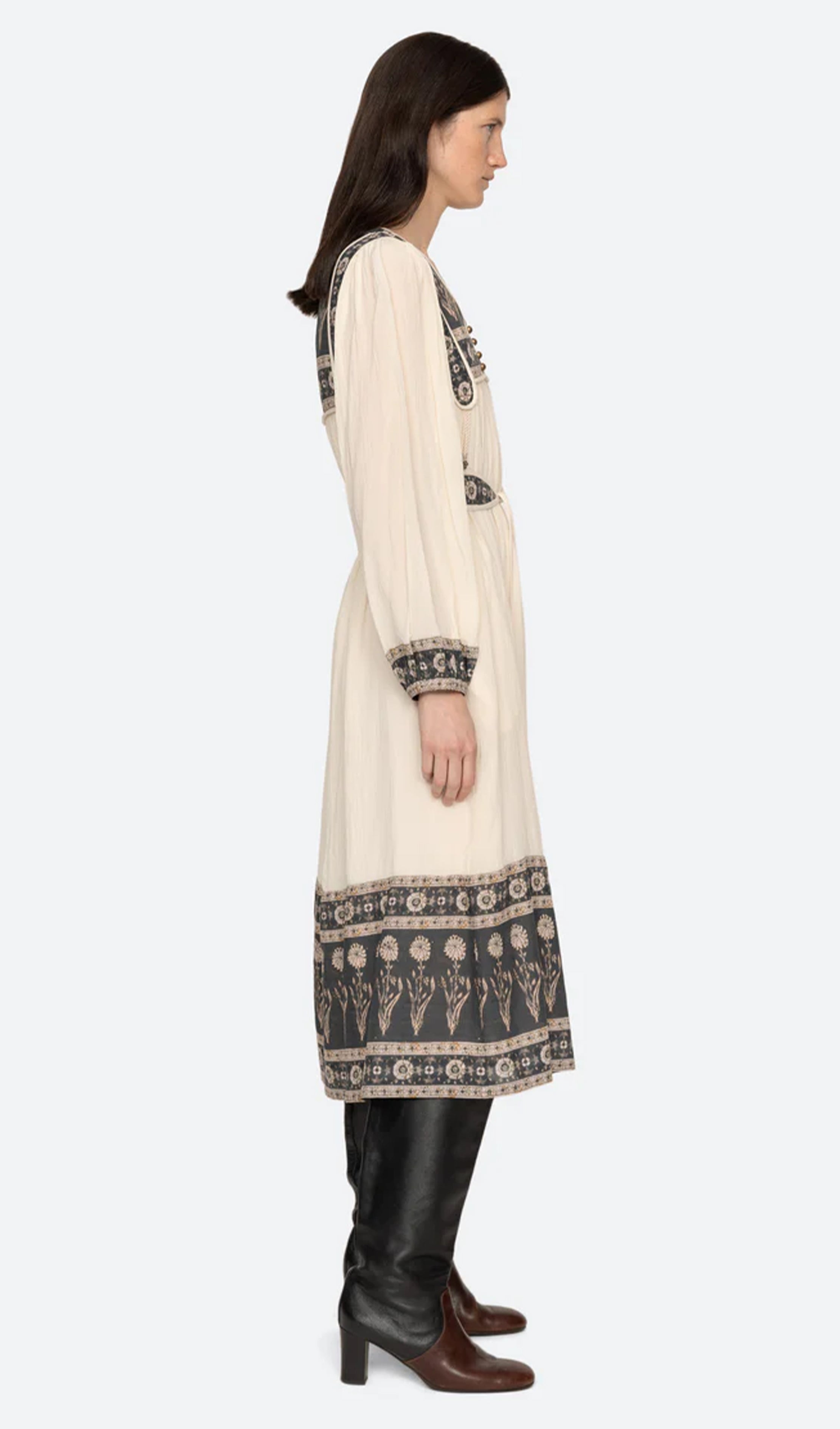 Ethnisch besticktes, langärmeliges Midikleid