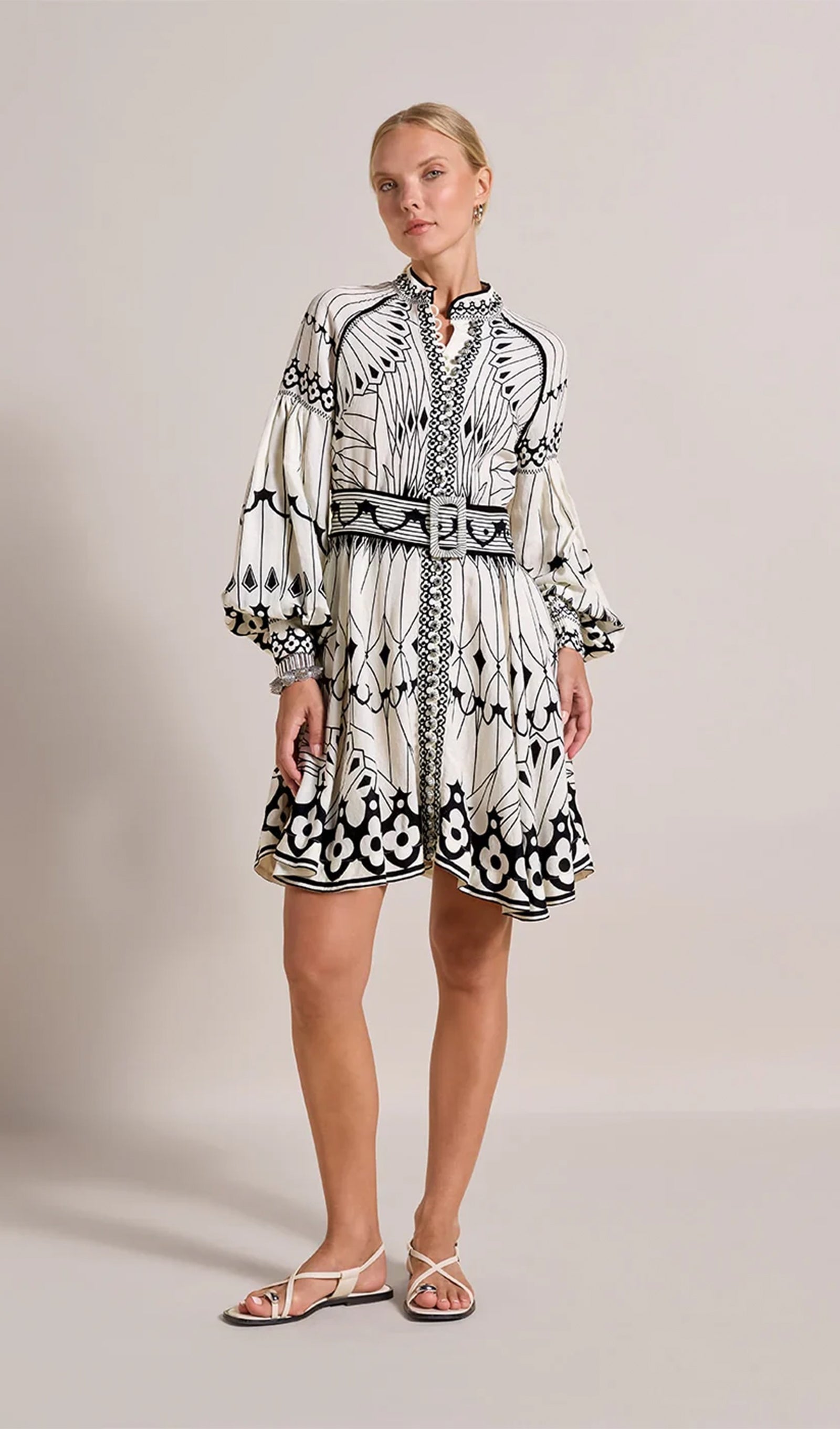 Minikleid mit Blumenmuster, hohem Kragen und Gürtel, mit Gürtel