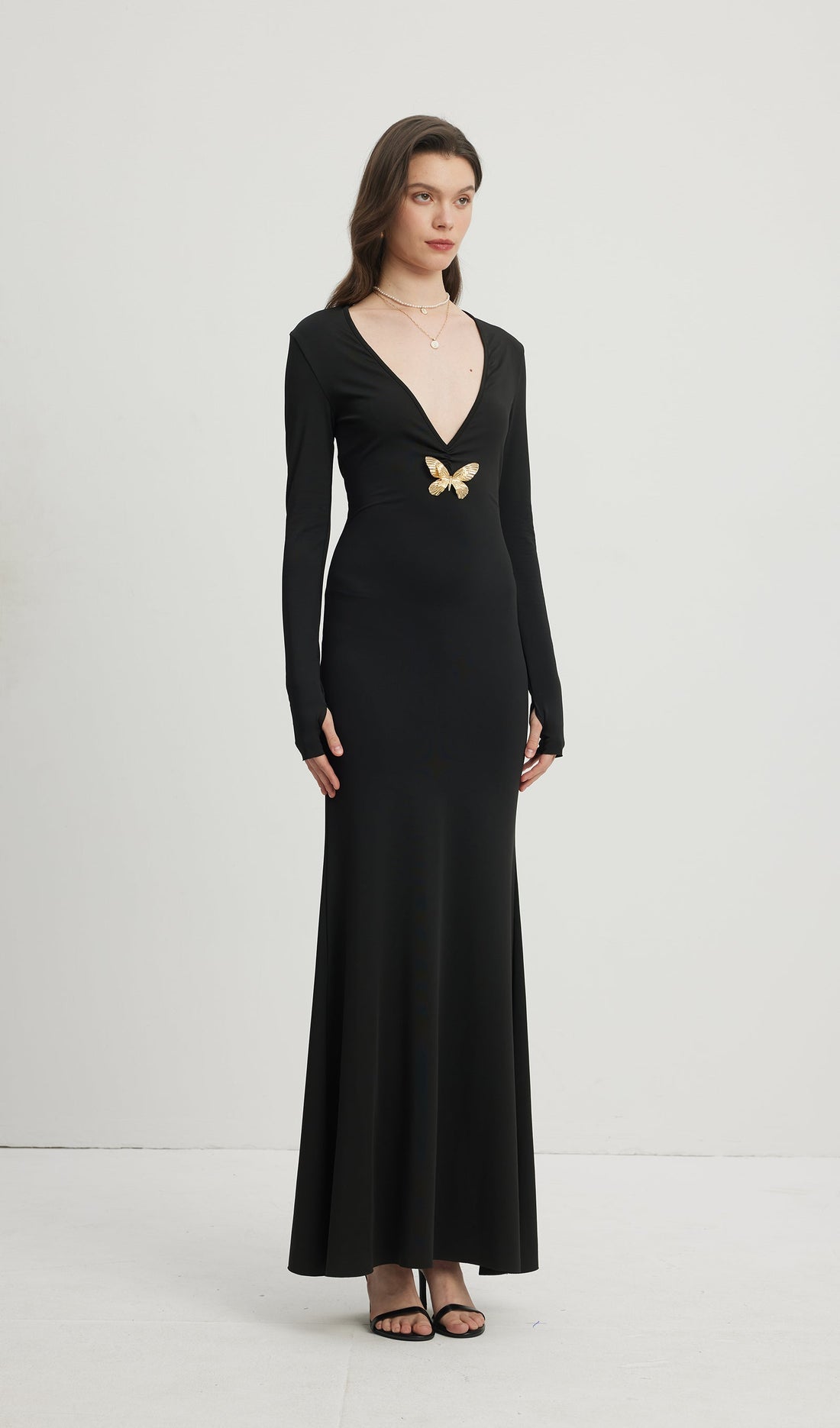 Schwarzes Maxikleid mit tiefem V-Ausschnitt 
