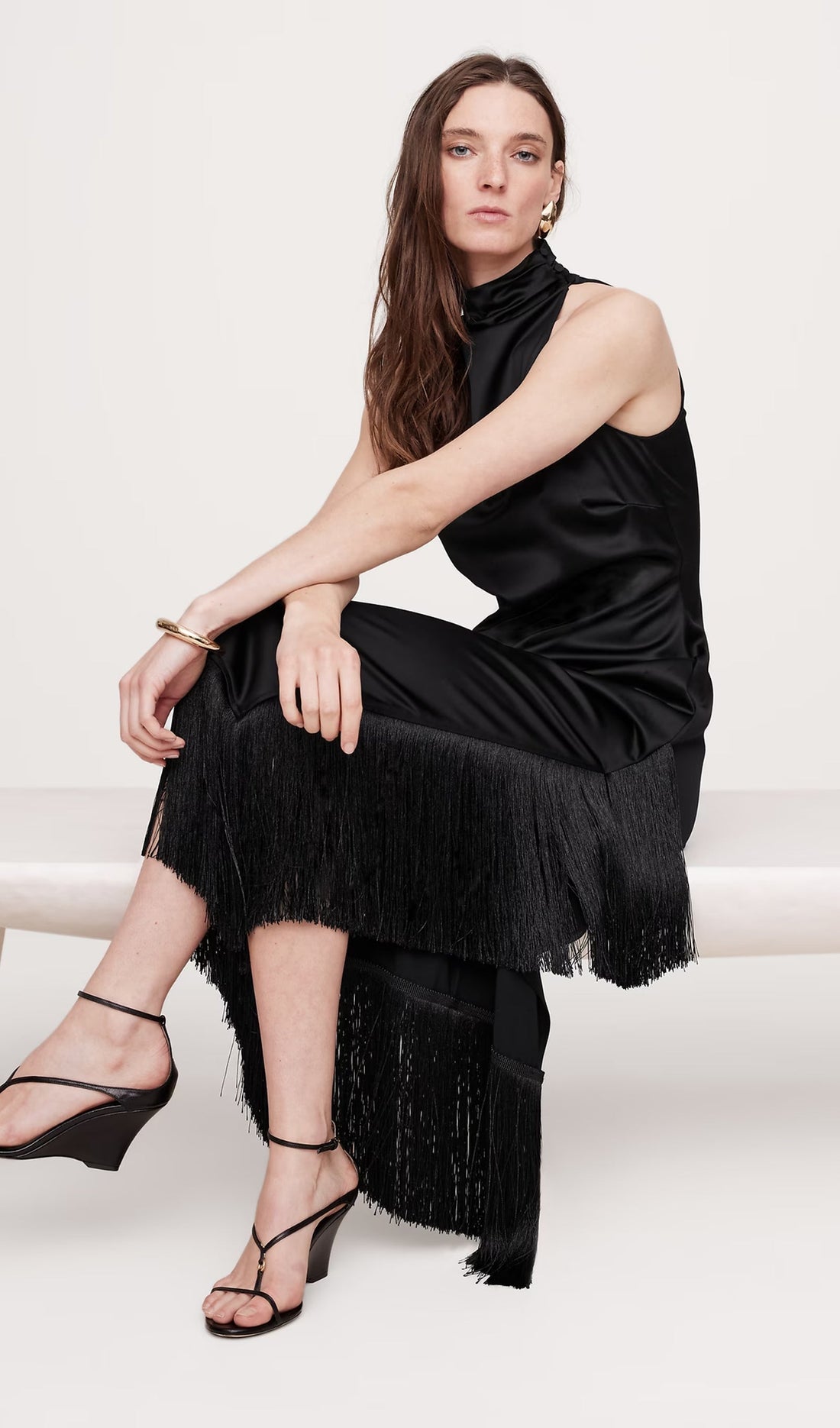Schwarzes Satin-Midikleid mit Quasten 