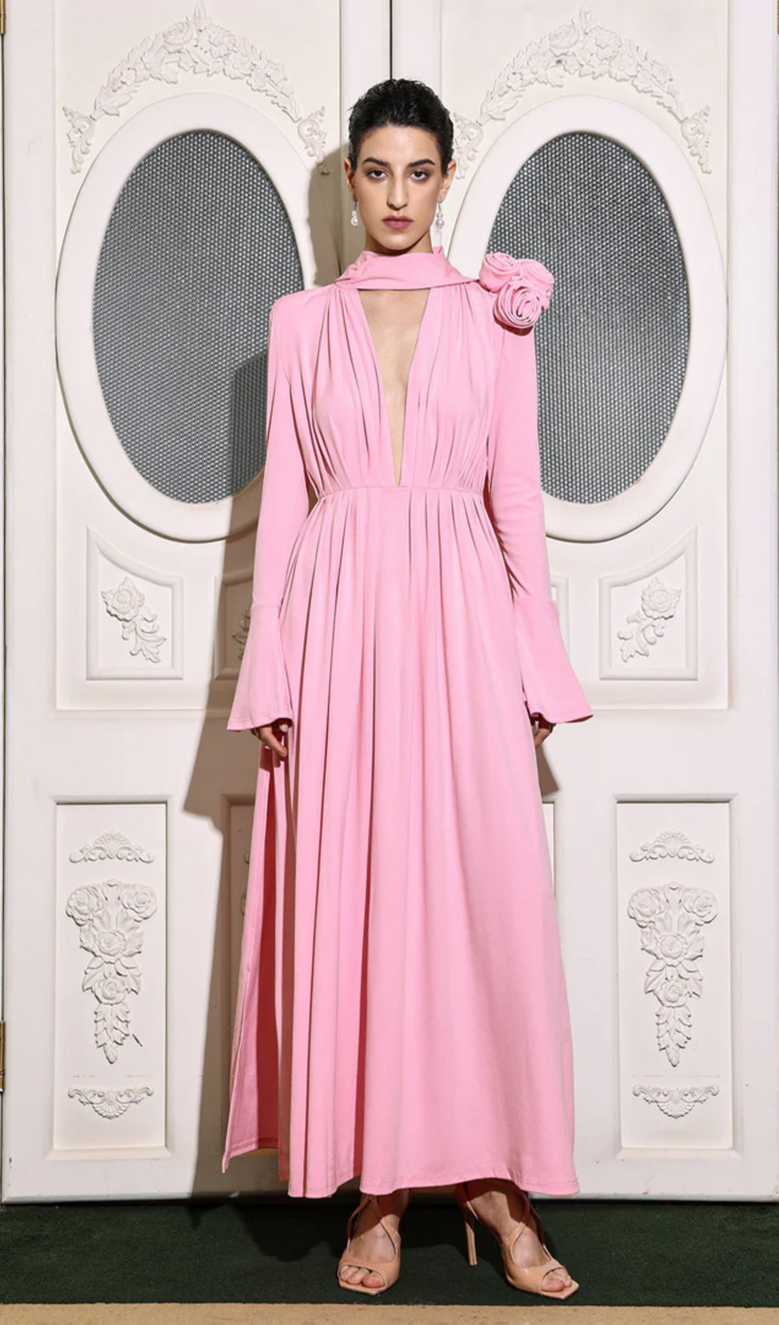 Geblümtes Maxikleid mit V-Ausschnitt, Falten und Schlitz – Rosa 