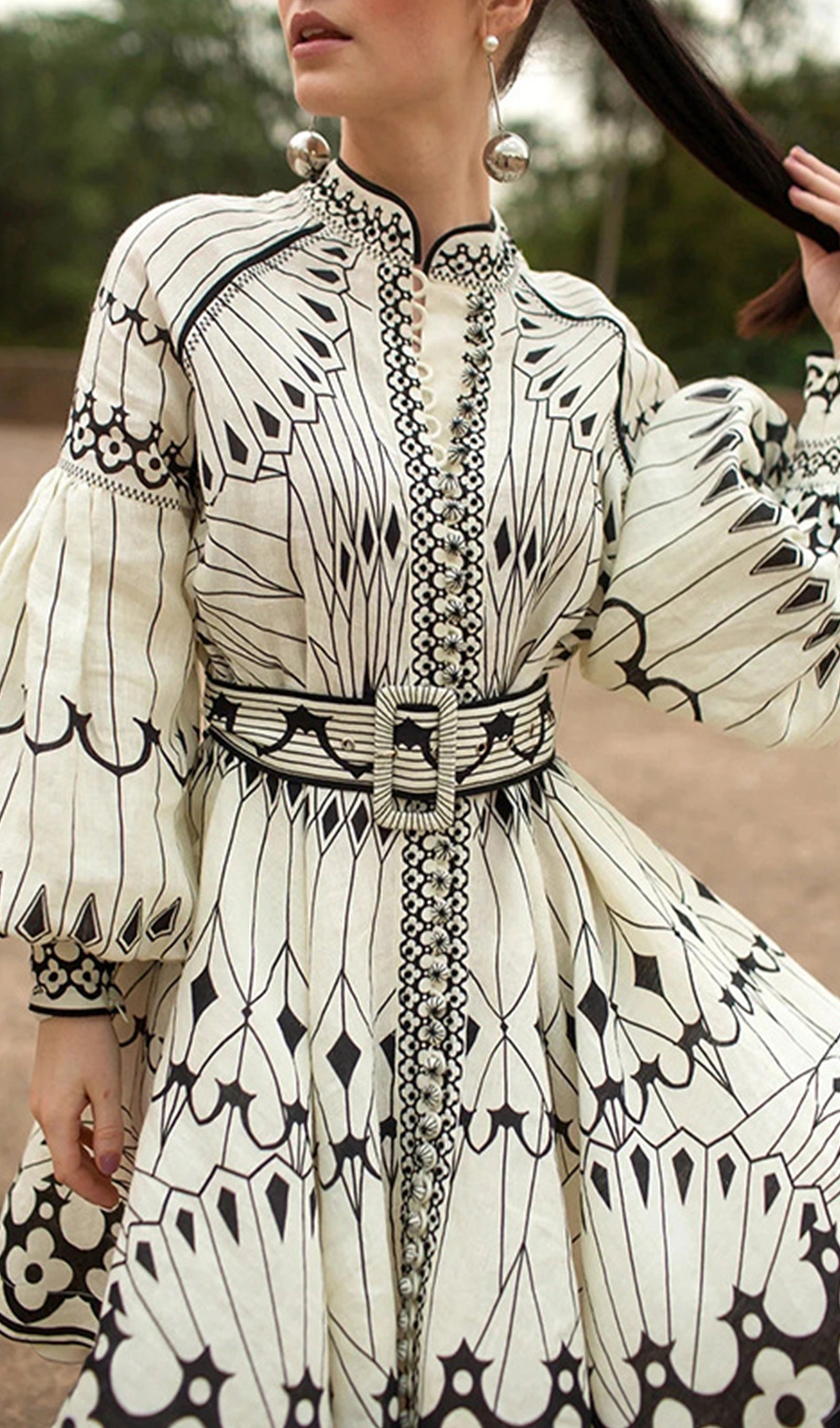 Minikleid mit Blumenmuster, hohem Kragen und Gürtel, mit Gürtel
