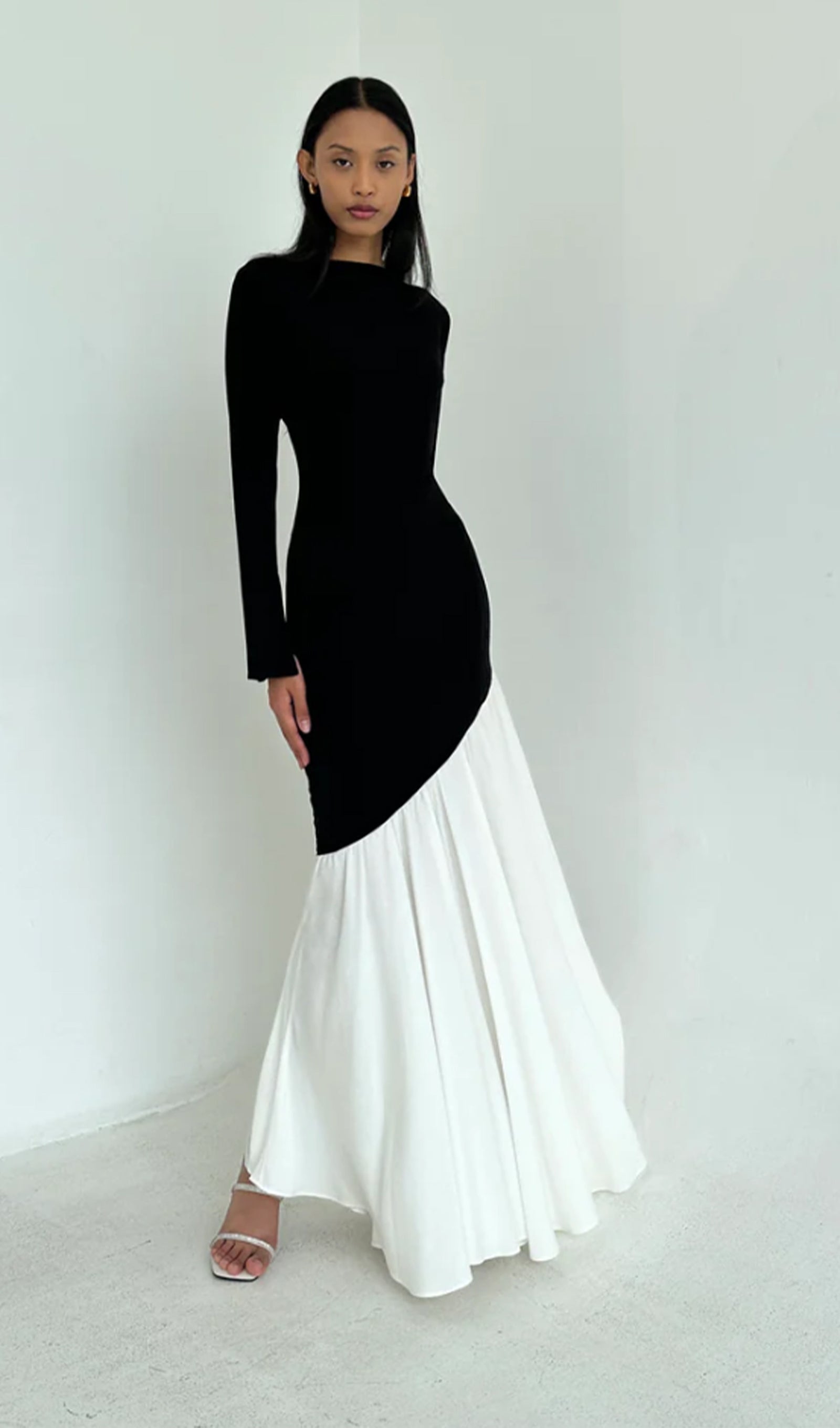 Asymmetrisches Maxikleid in Schwarz/Weiß mit Farbblockmuster 