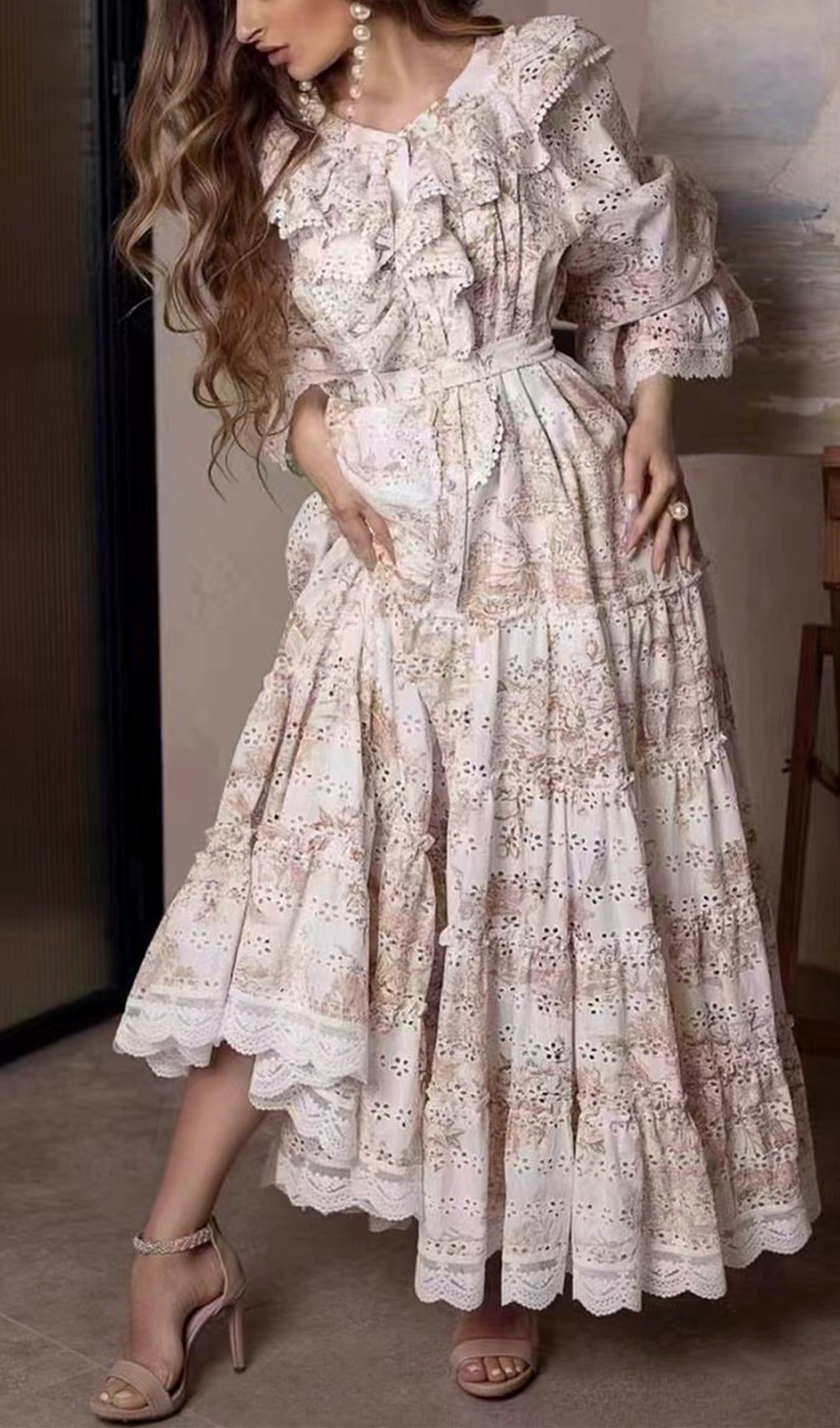 Langärmeliges, khakifarbenes, plissiertes Maxikleid aus Spitze