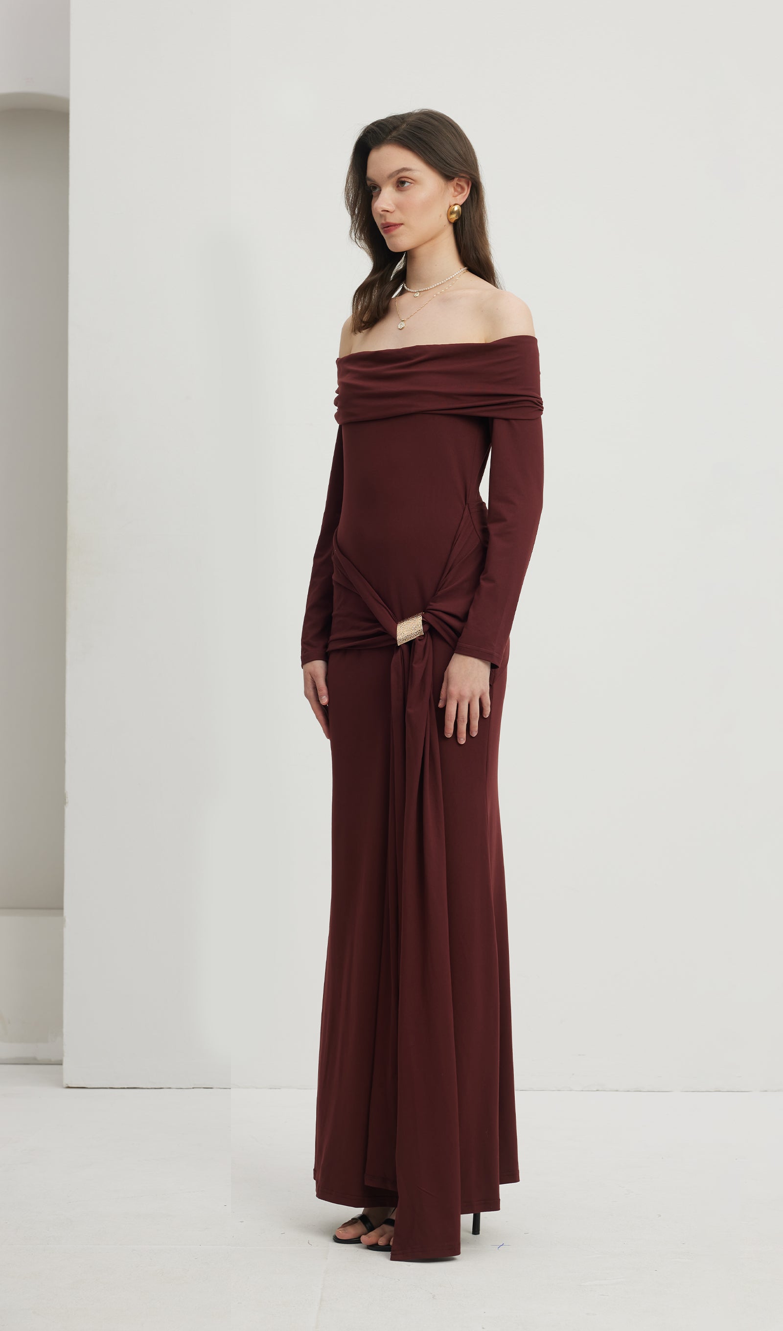 Schulterfreies Rüschen-Maxikleid 