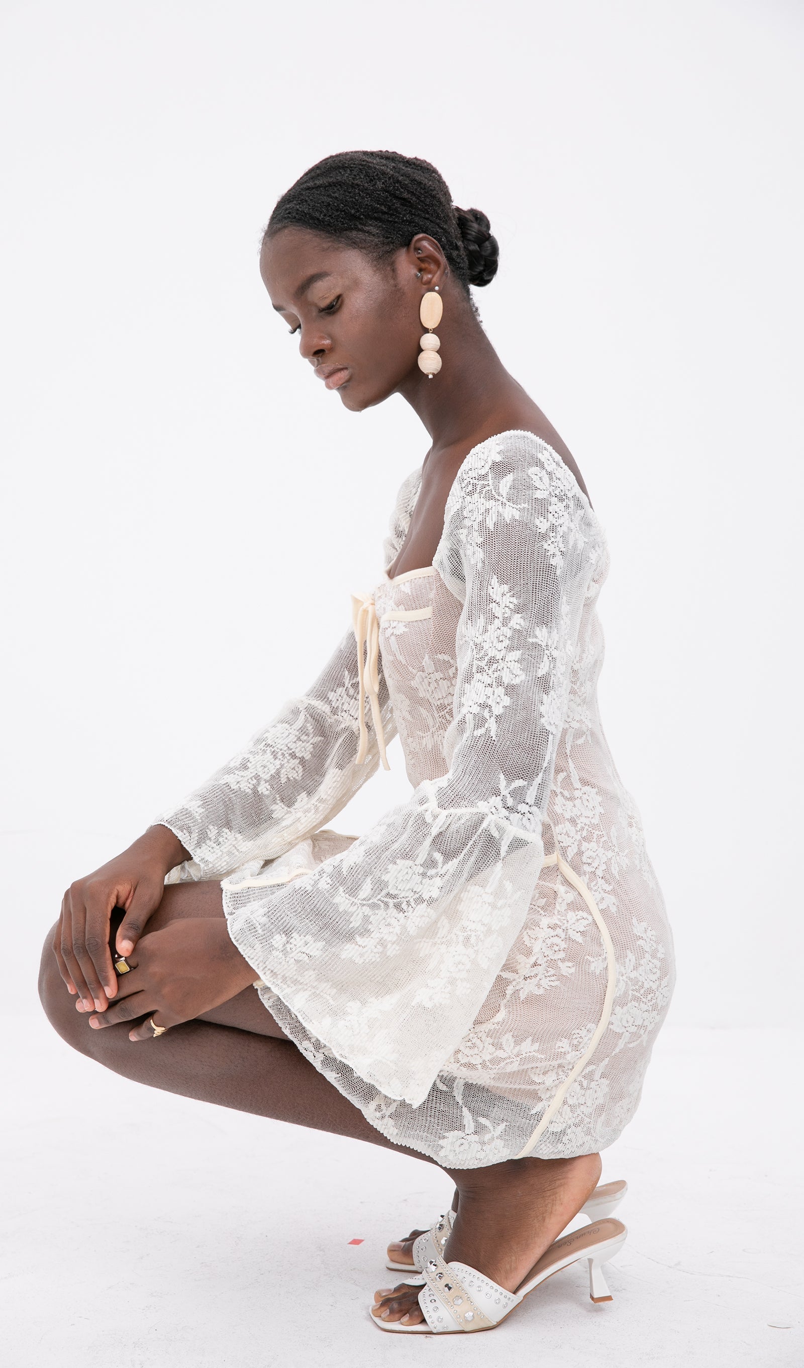 Trendiges elfenbeinfarbenes Spitzenminikleid von Kavita