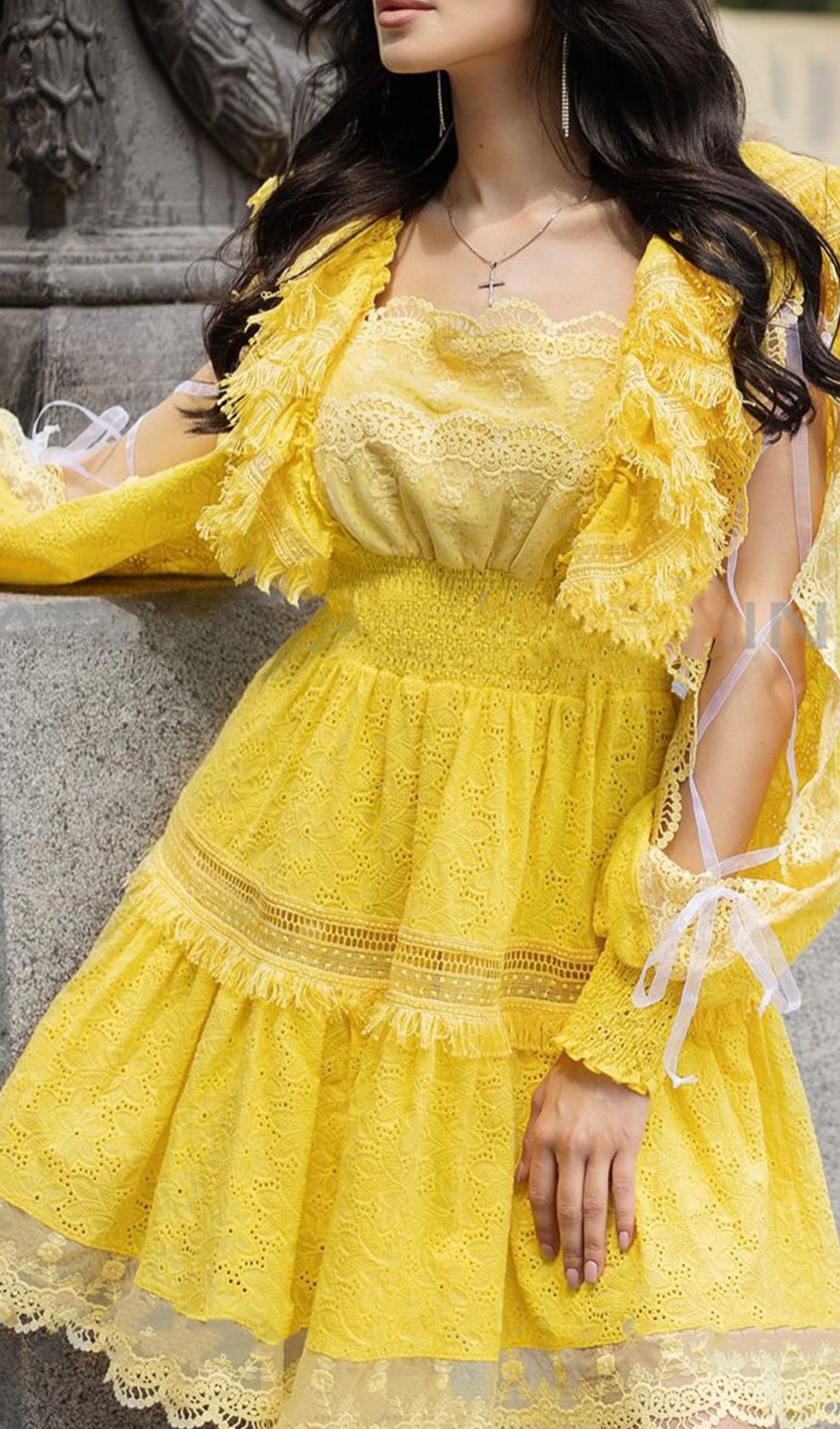 Schulterfreies, hochtailliertes Minikleid