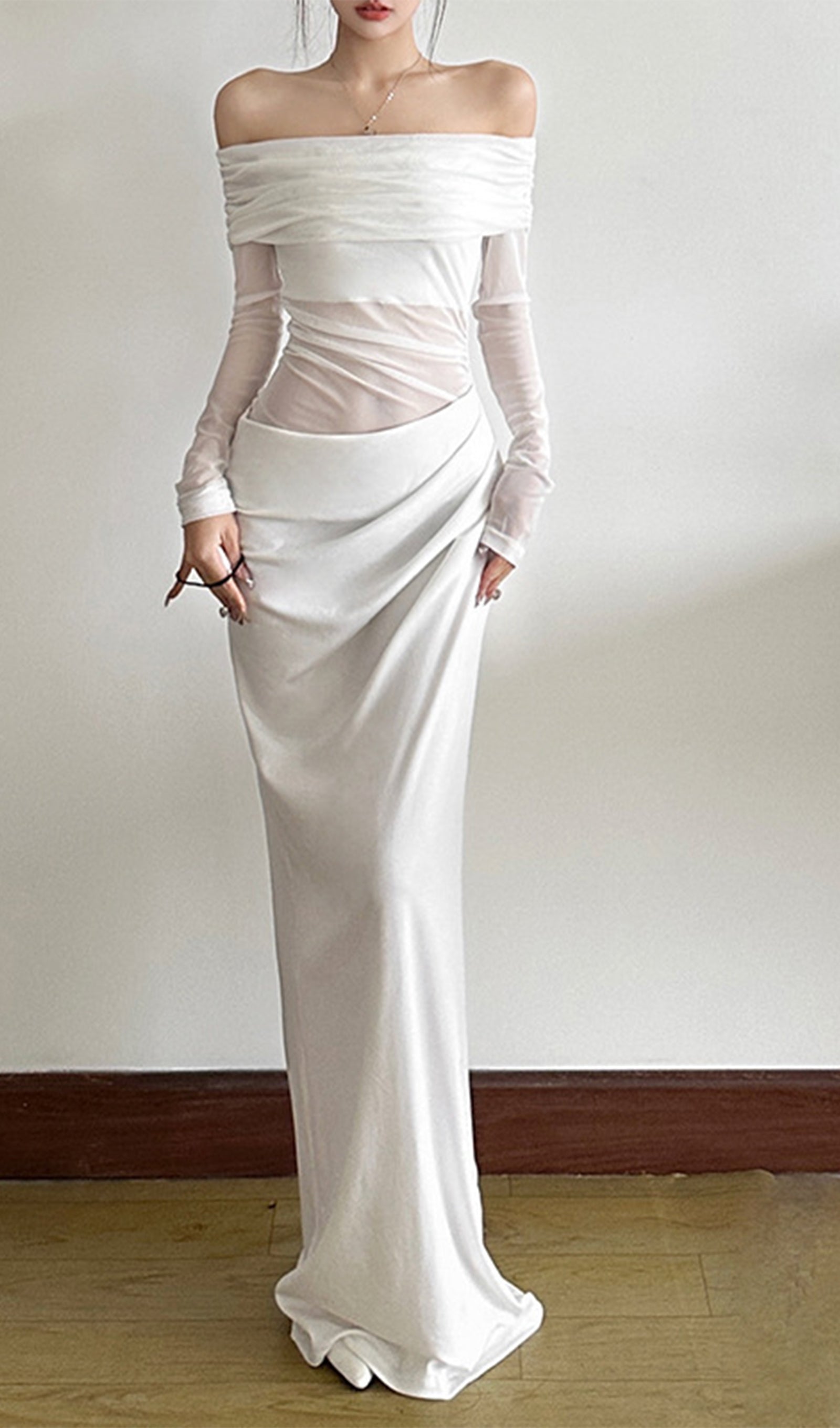 Schwarzes, schulterfreies, transparentes Maxikleid aus Mesh 