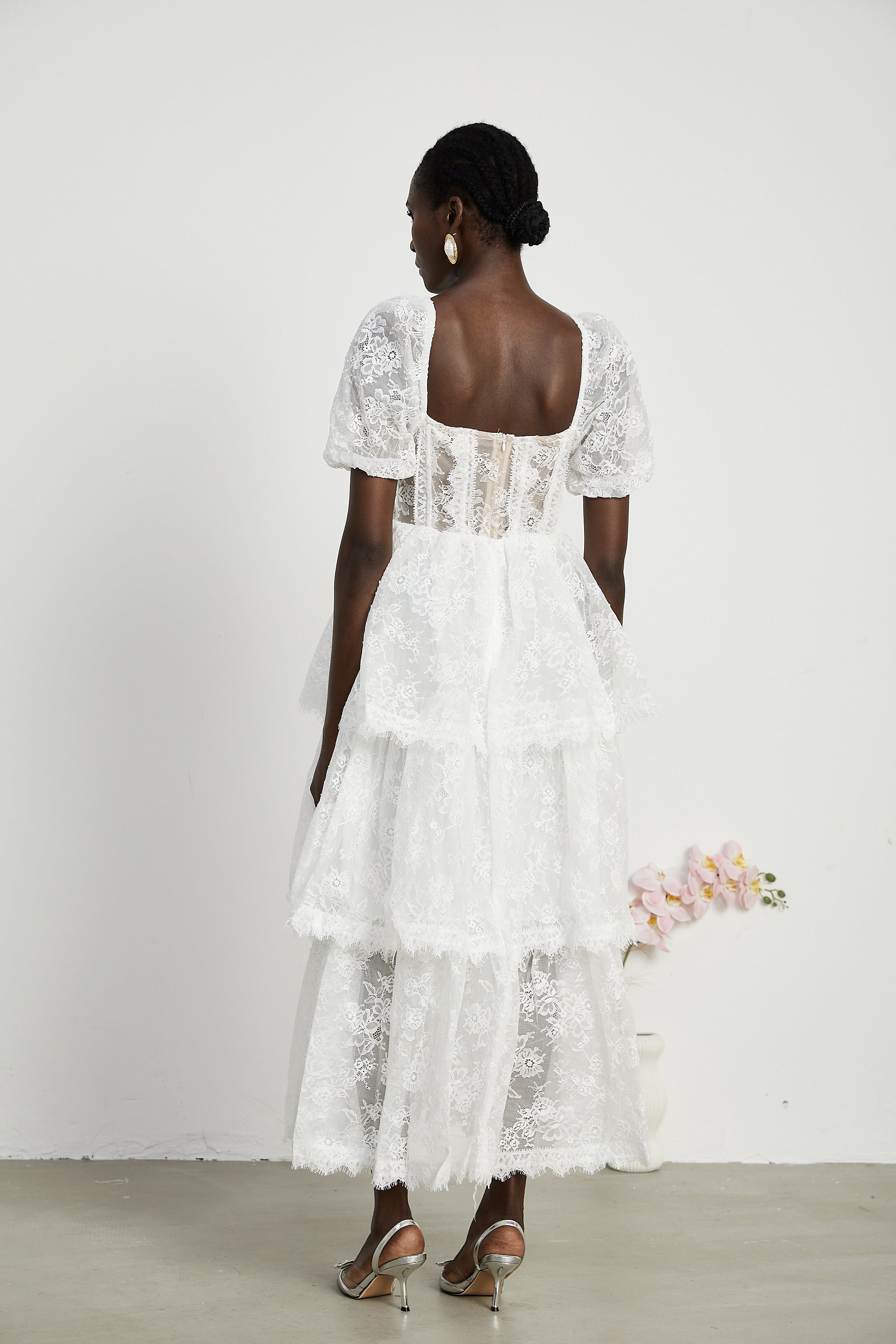 Mehrlagiges Midikleid aus weißer Spitze von Mélisande