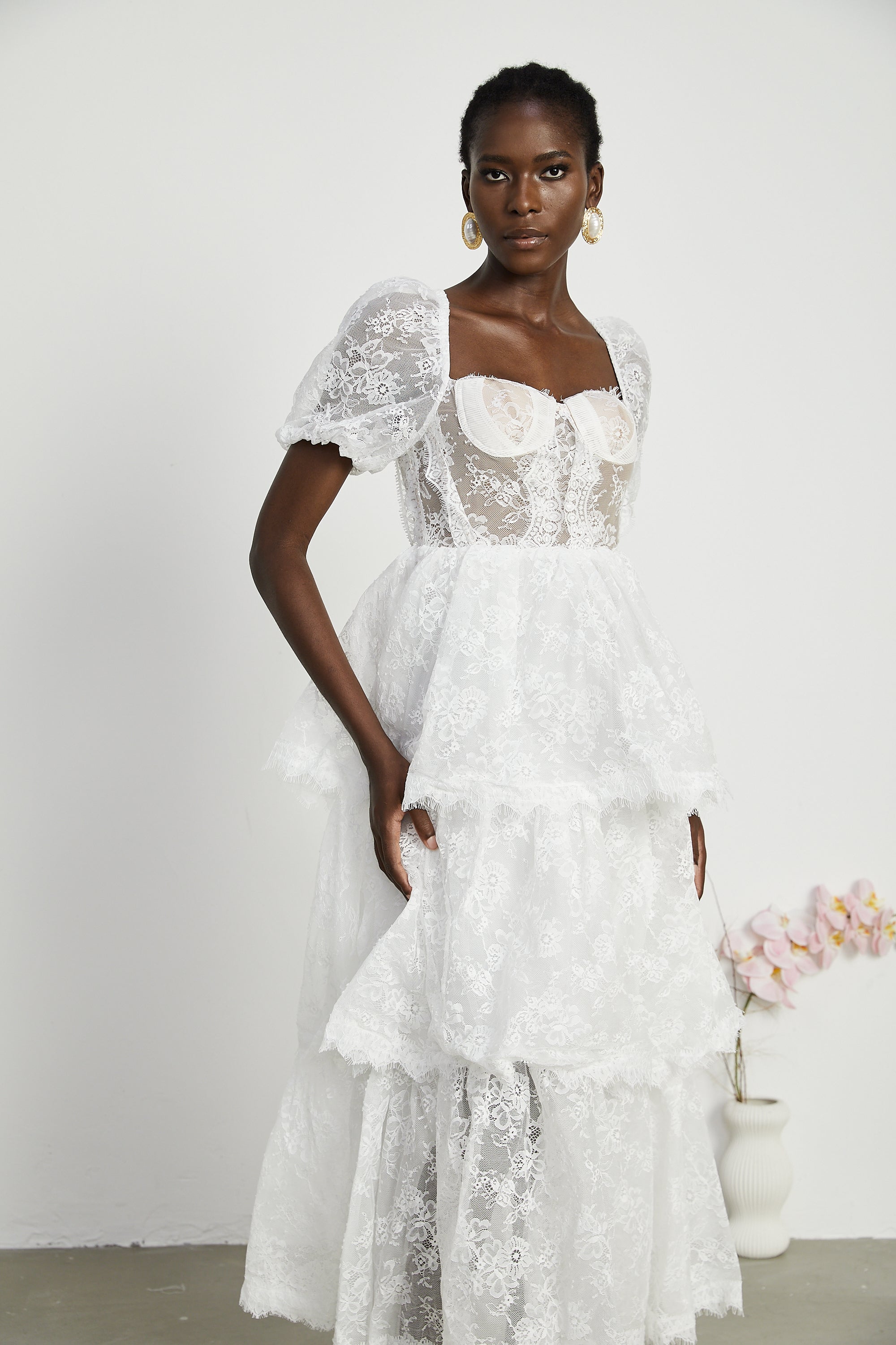 Mehrlagiges Midikleid aus weißer Spitze von Mélisande