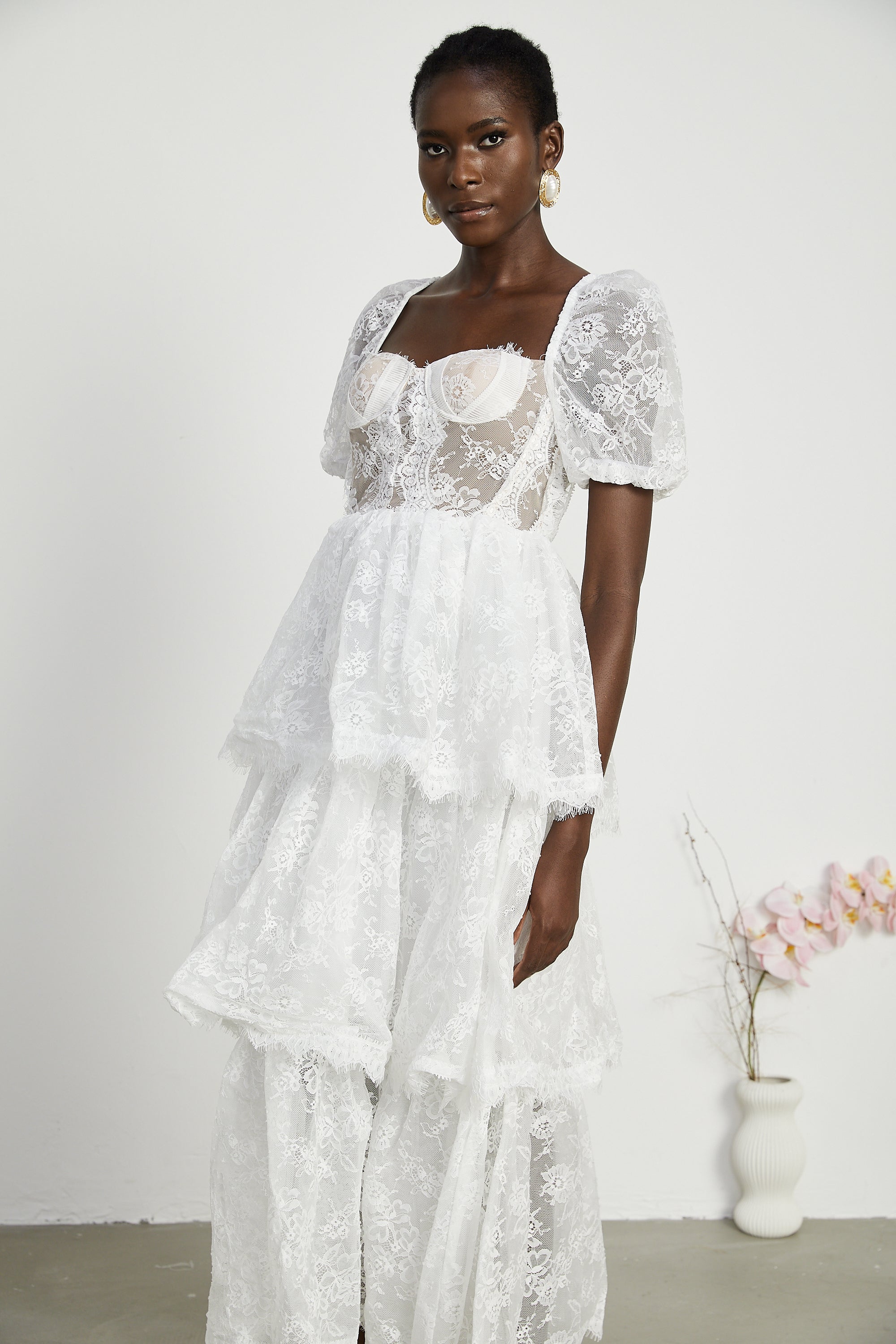 Mehrlagiges Midikleid aus weißer Spitze von Mélisande