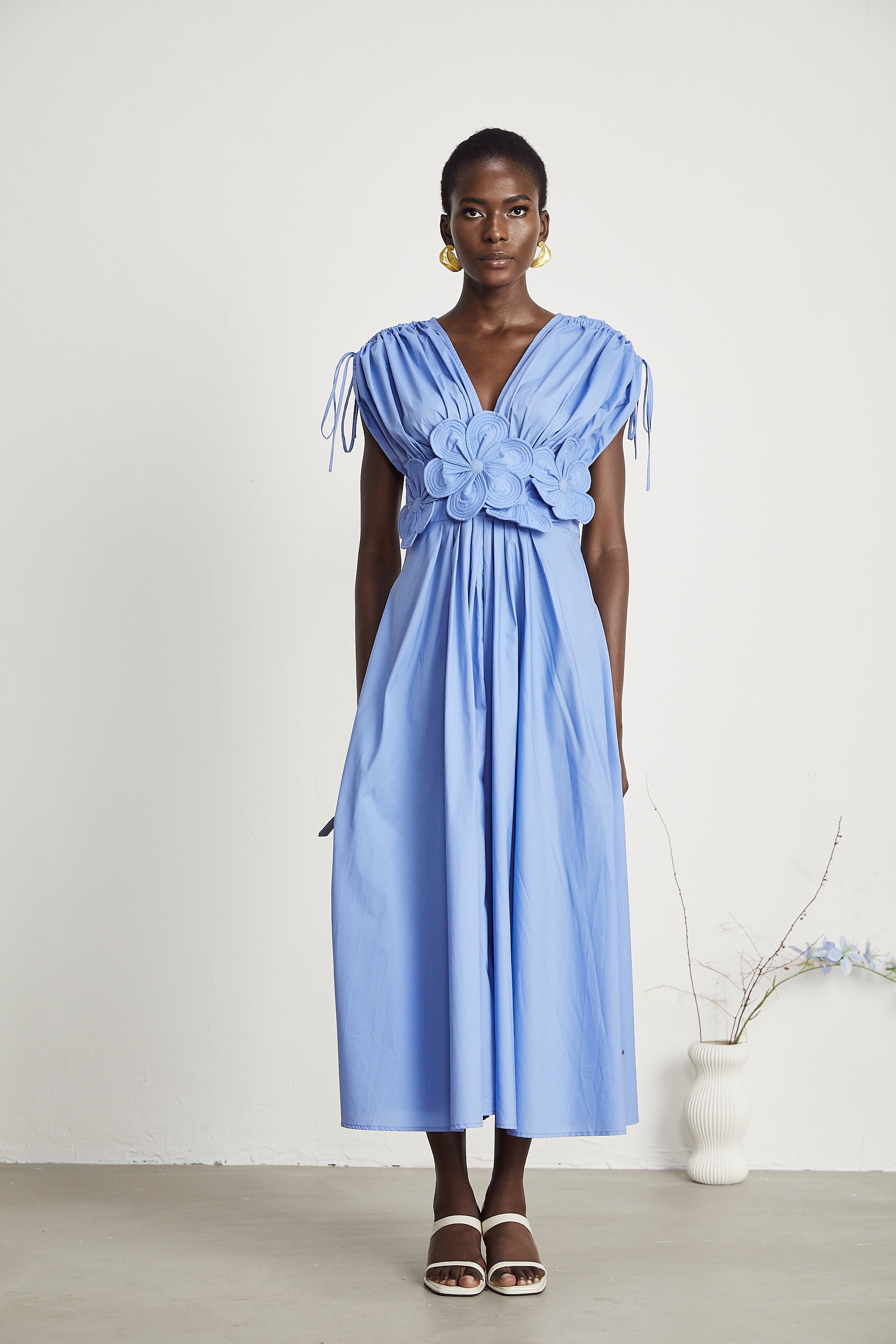 Emma Maxikleid aus blauer Spitze mit Blattdetails und Raffungen