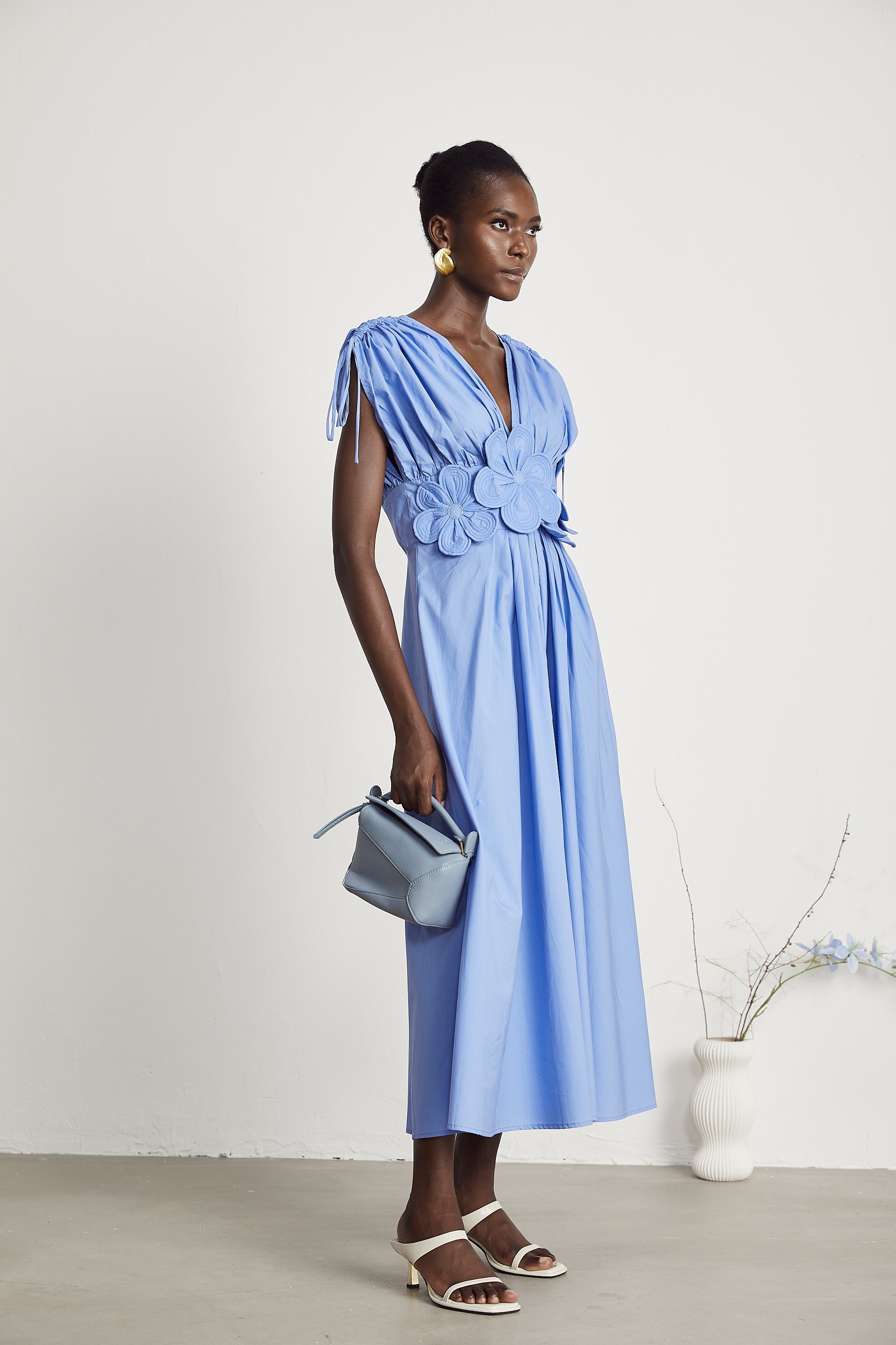 Emma Maxikleid aus blauer Spitze mit Blattdetails und Raffungen