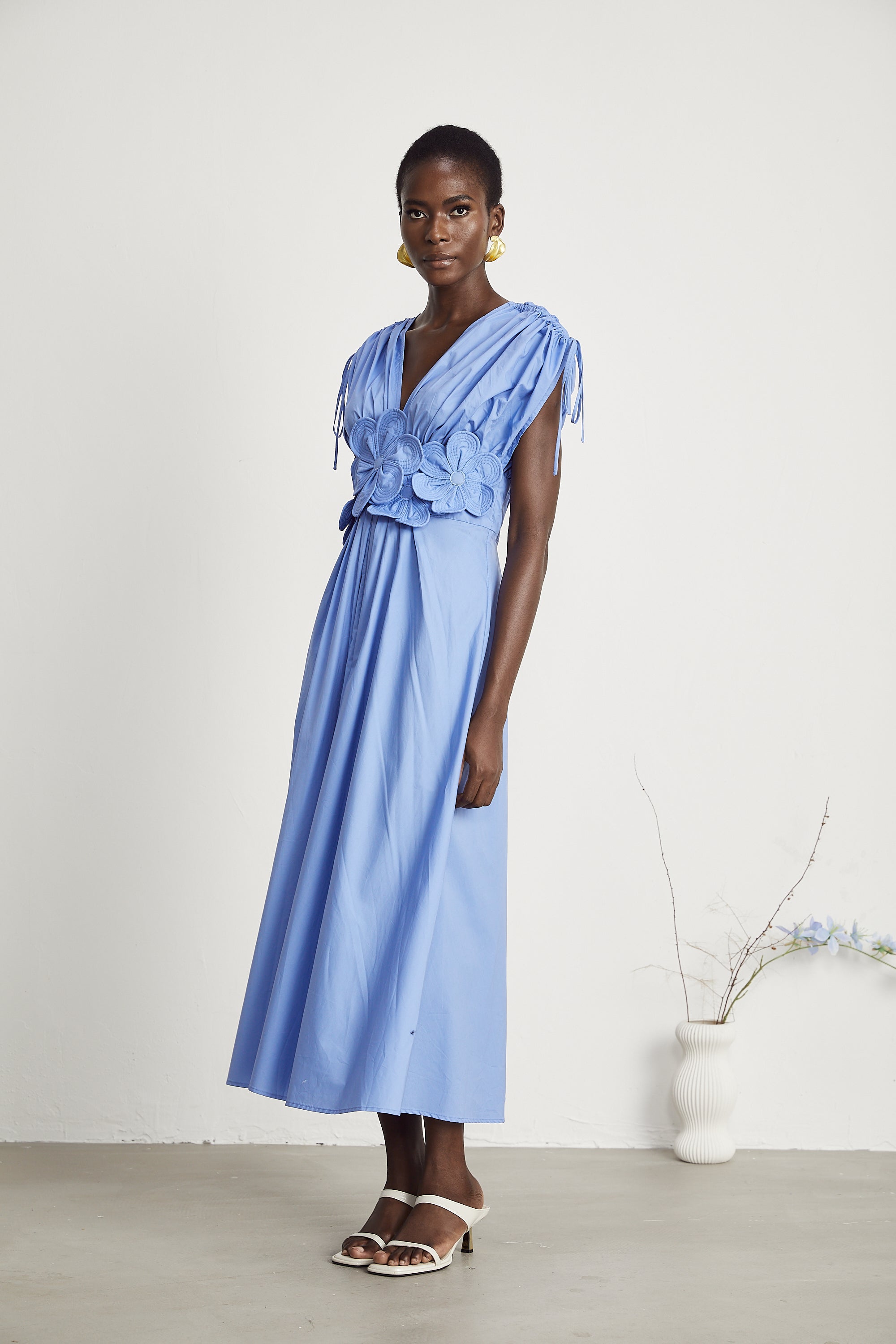 Emma Maxikleid aus blauer Spitze mit Blattdetails und Raffungen