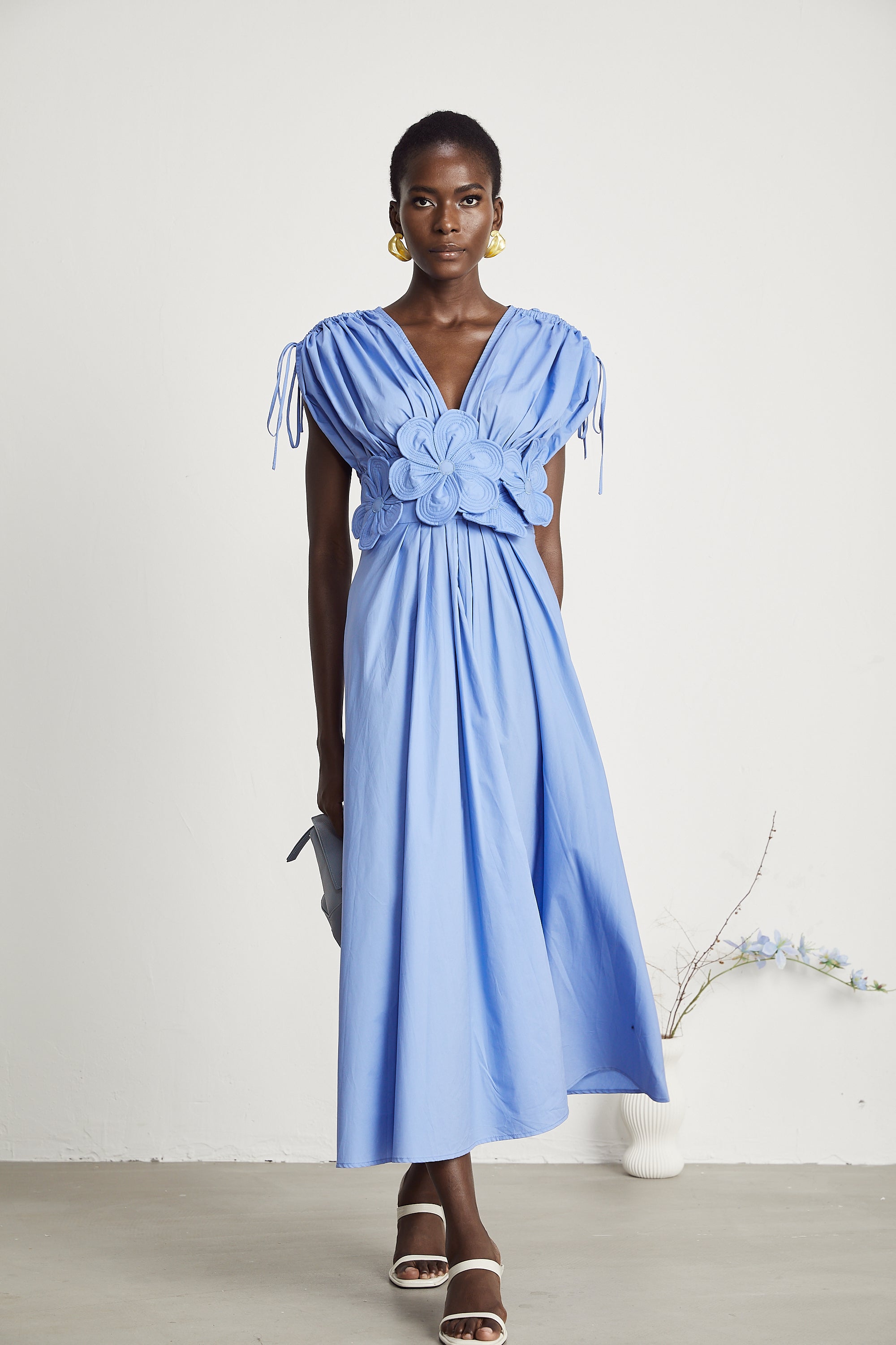 Emma Maxikleid aus blauer Spitze mit Blattdetails und Raffungen