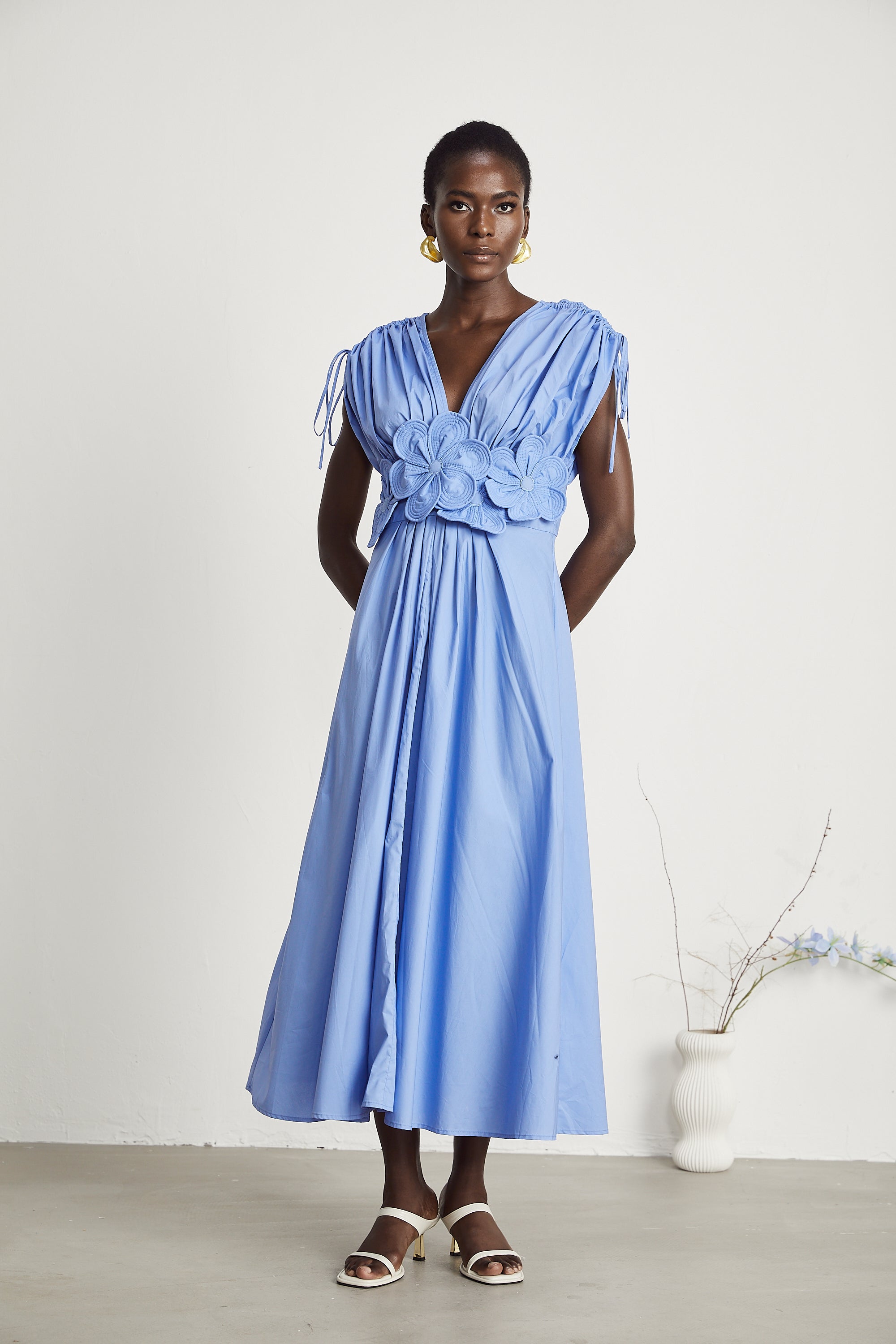Emma Maxikleid aus blauer Spitze mit Blattdetails und Raffungen