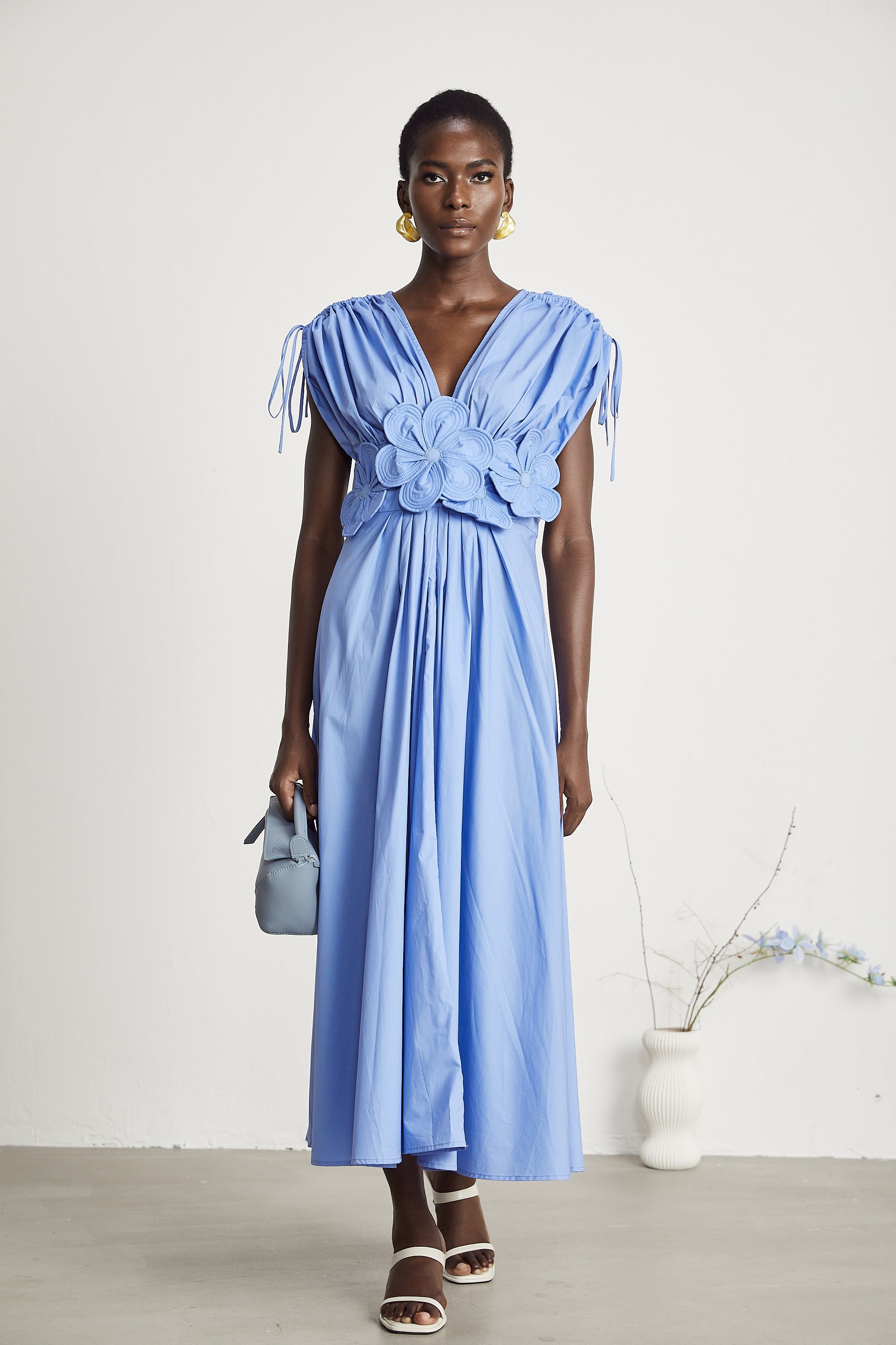 Emma Maxikleid aus blauer Spitze mit Blattdetails und Raffungen