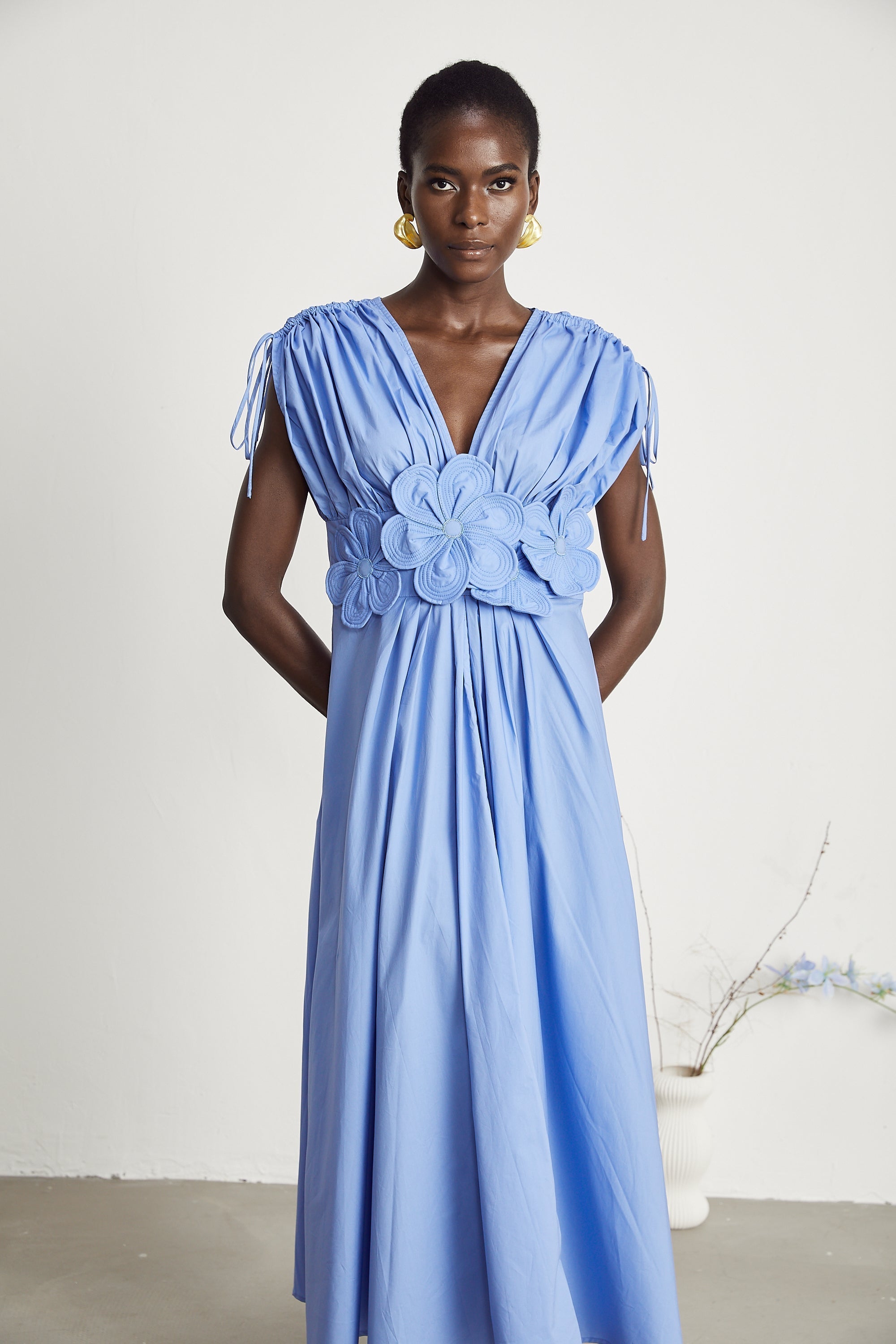 Emma Maxikleid aus blauer Spitze mit Blattdetails und Raffungen
