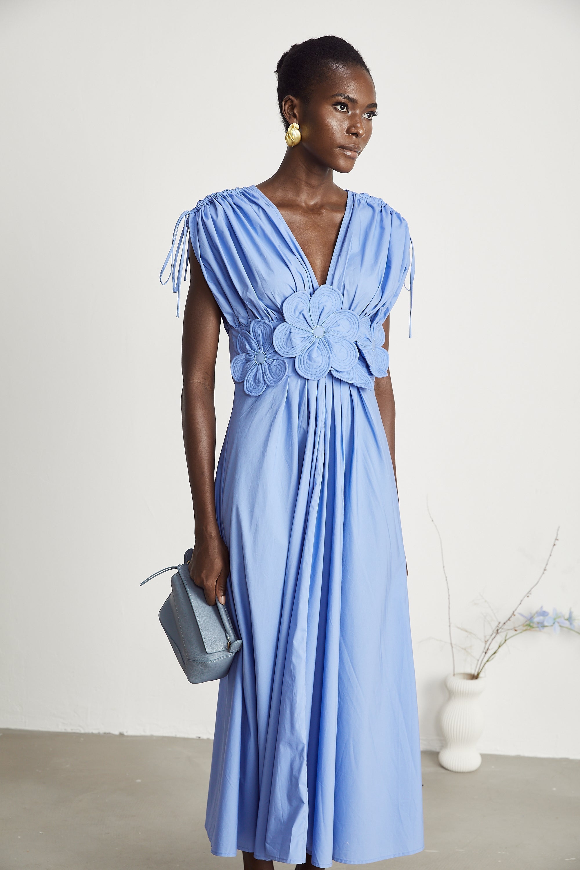 Emma Maxikleid aus blauer Spitze mit Blattdetails und Raffungen