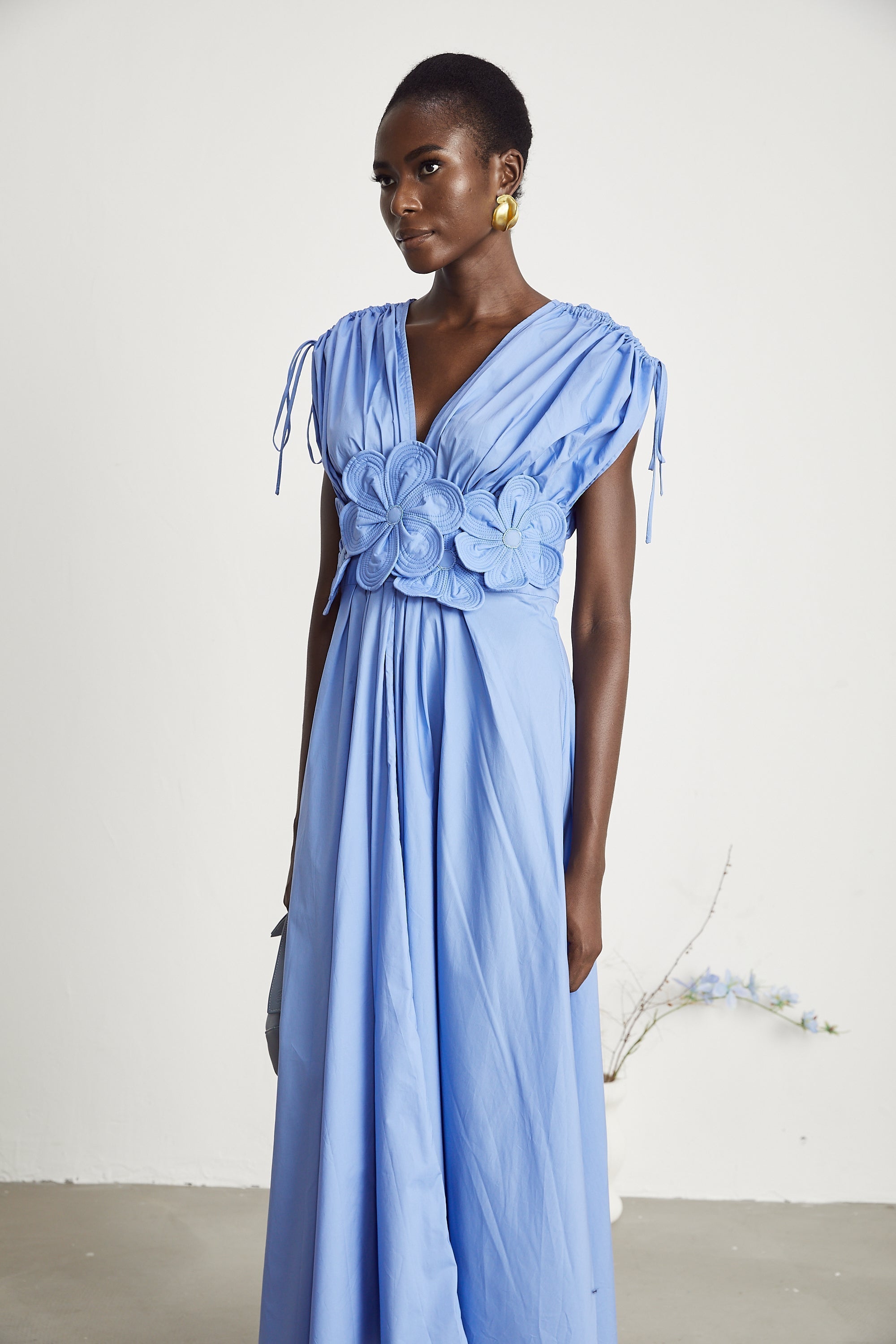 Emma Maxikleid aus blauer Spitze mit Blattdetails und Raffungen