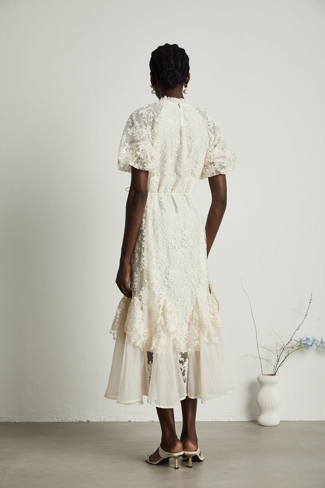 Coralie Lagenkleid in Midi-Länge mit Blumenstickerei