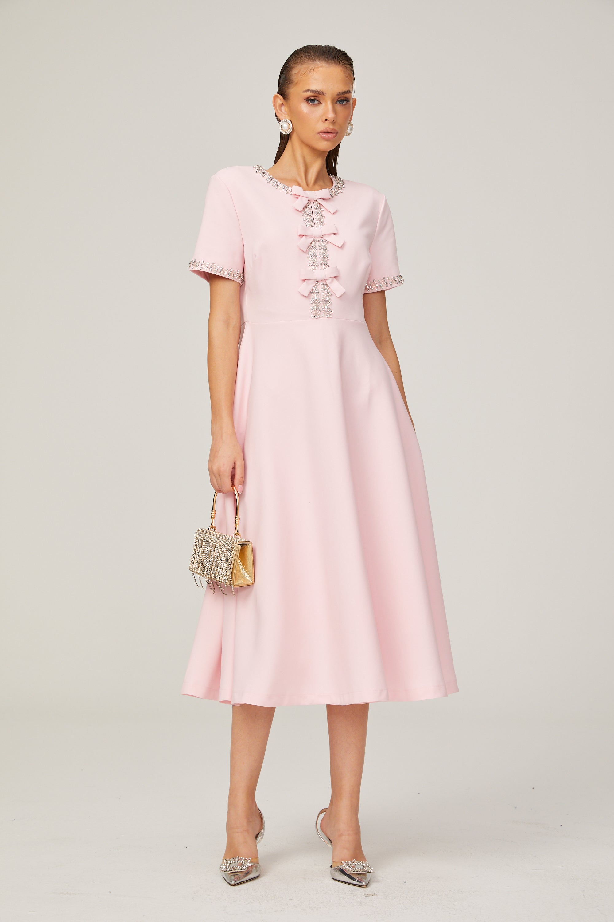 Esther Schleifenkleid mit kurzen Ärmeln und Kristallbesatz