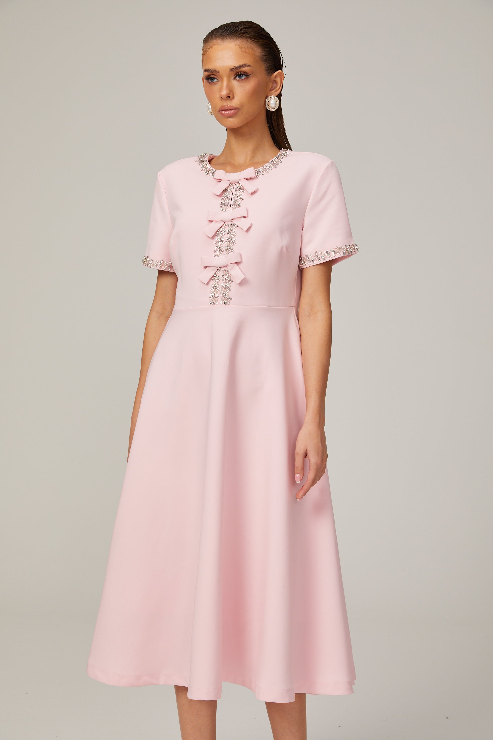 Esther Schleifenkleid mit kurzen Ärmeln und Kristallbesatz