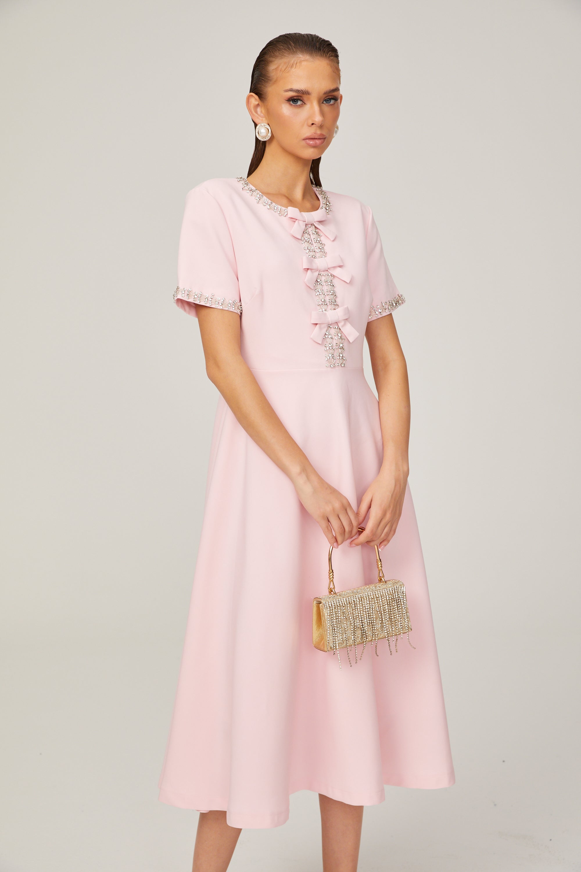 Esther Schleifenkleid mit kurzen Ärmeln und Kristallbesatz