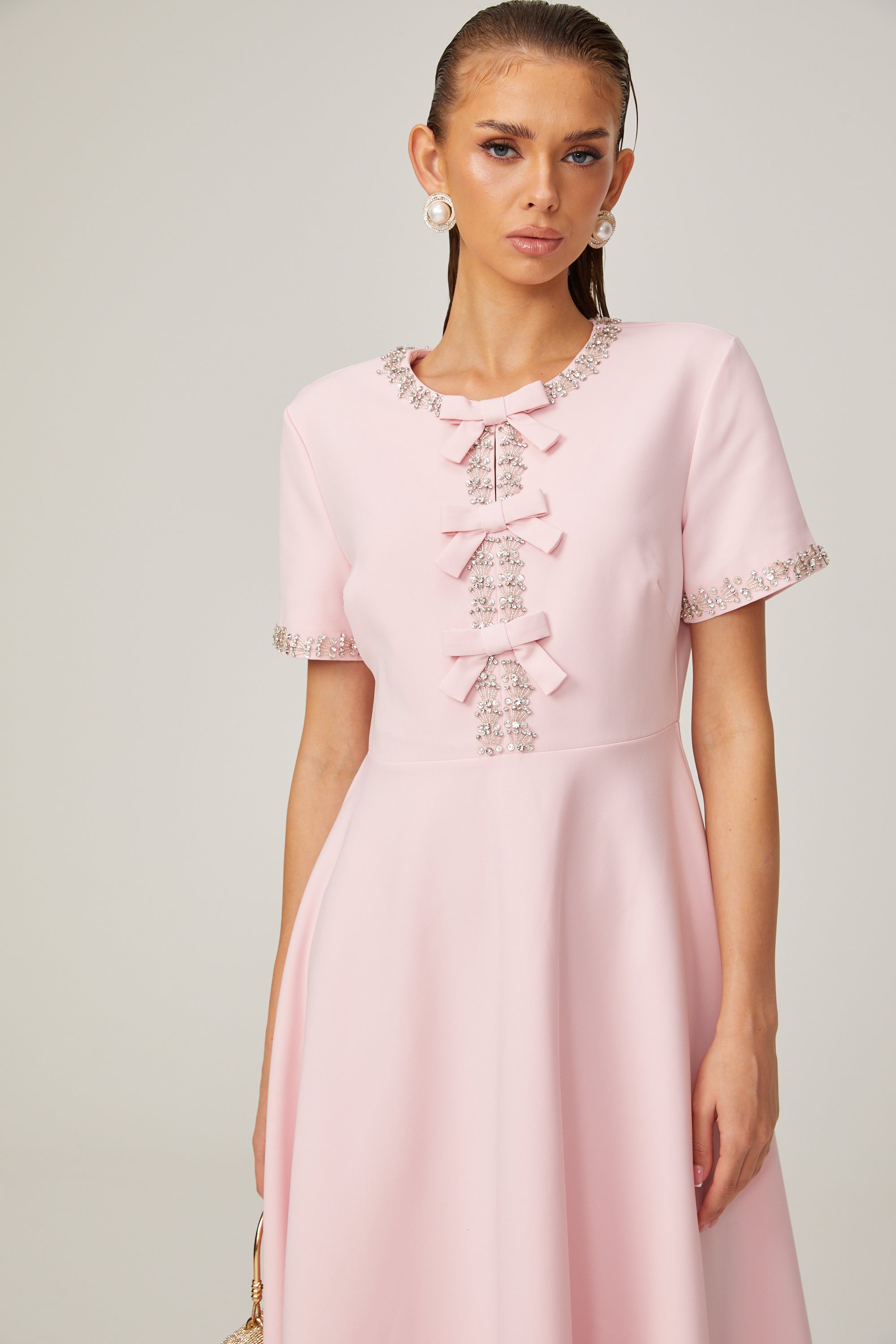 Esther Schleifenkleid mit kurzen Ärmeln und Kristallbesatz