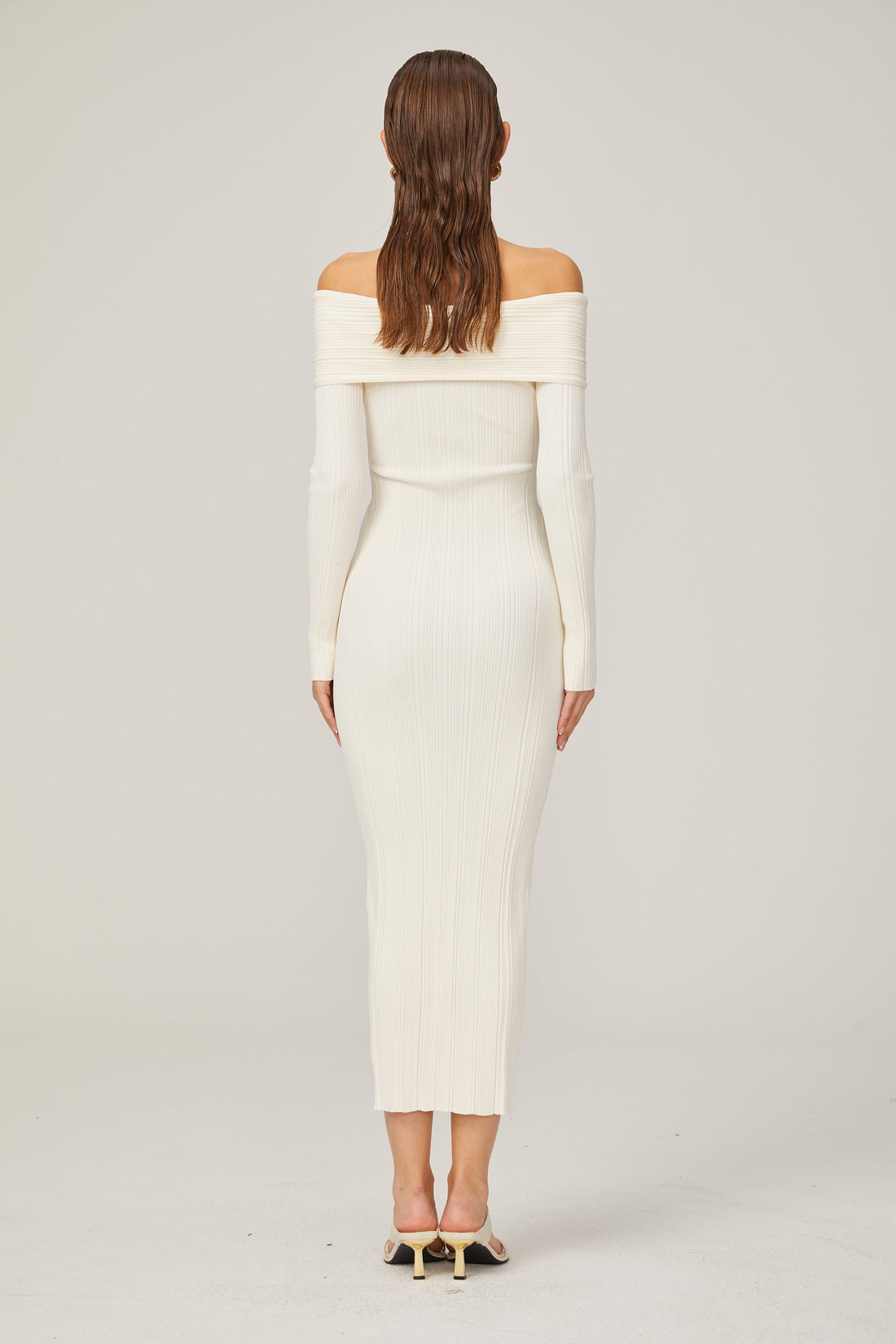 Karine White schulterfreies Rippstrick-Midikleid