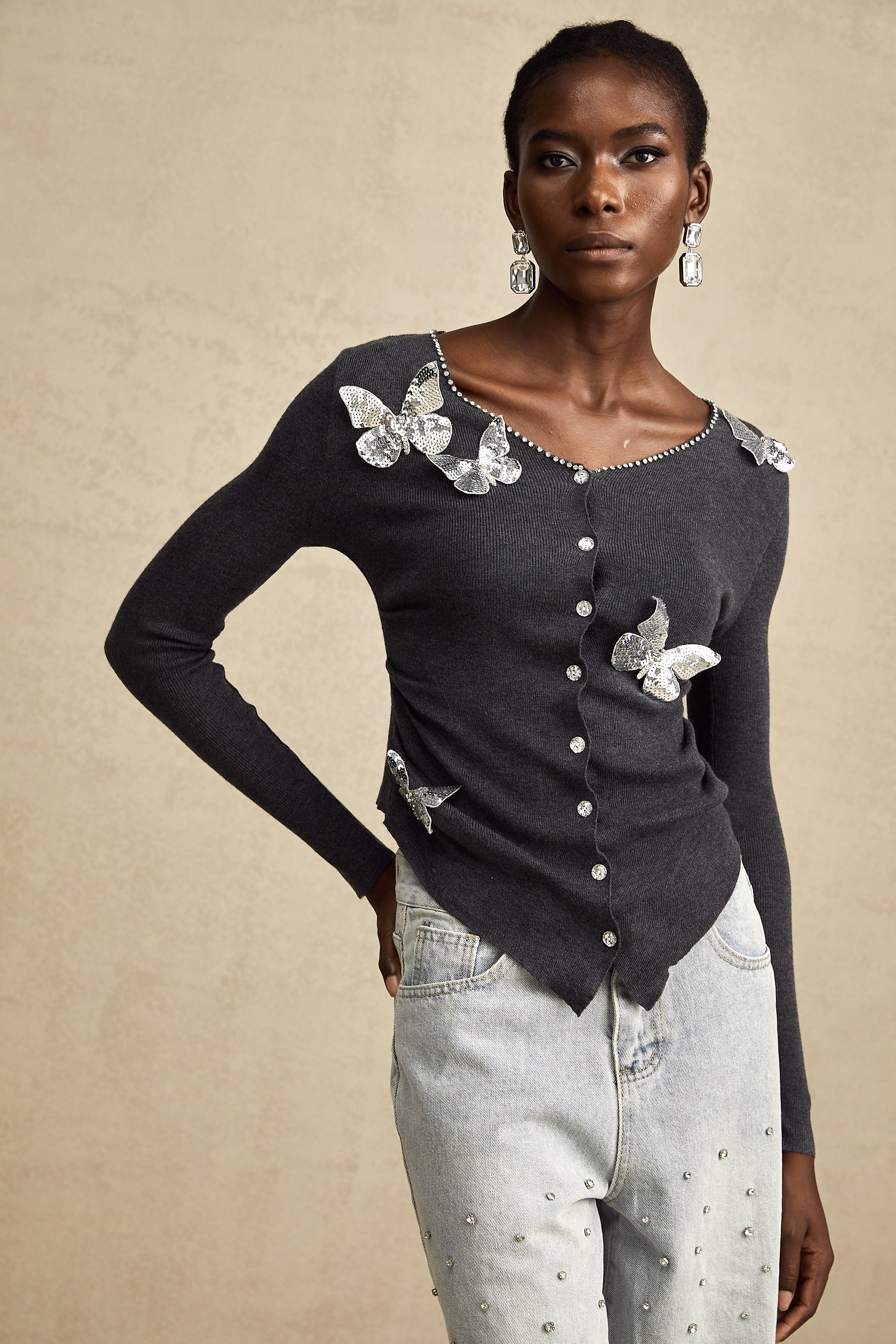 Anastasie Grauer Pailletten-Strickjacke mit Schmetterlingsmotiv