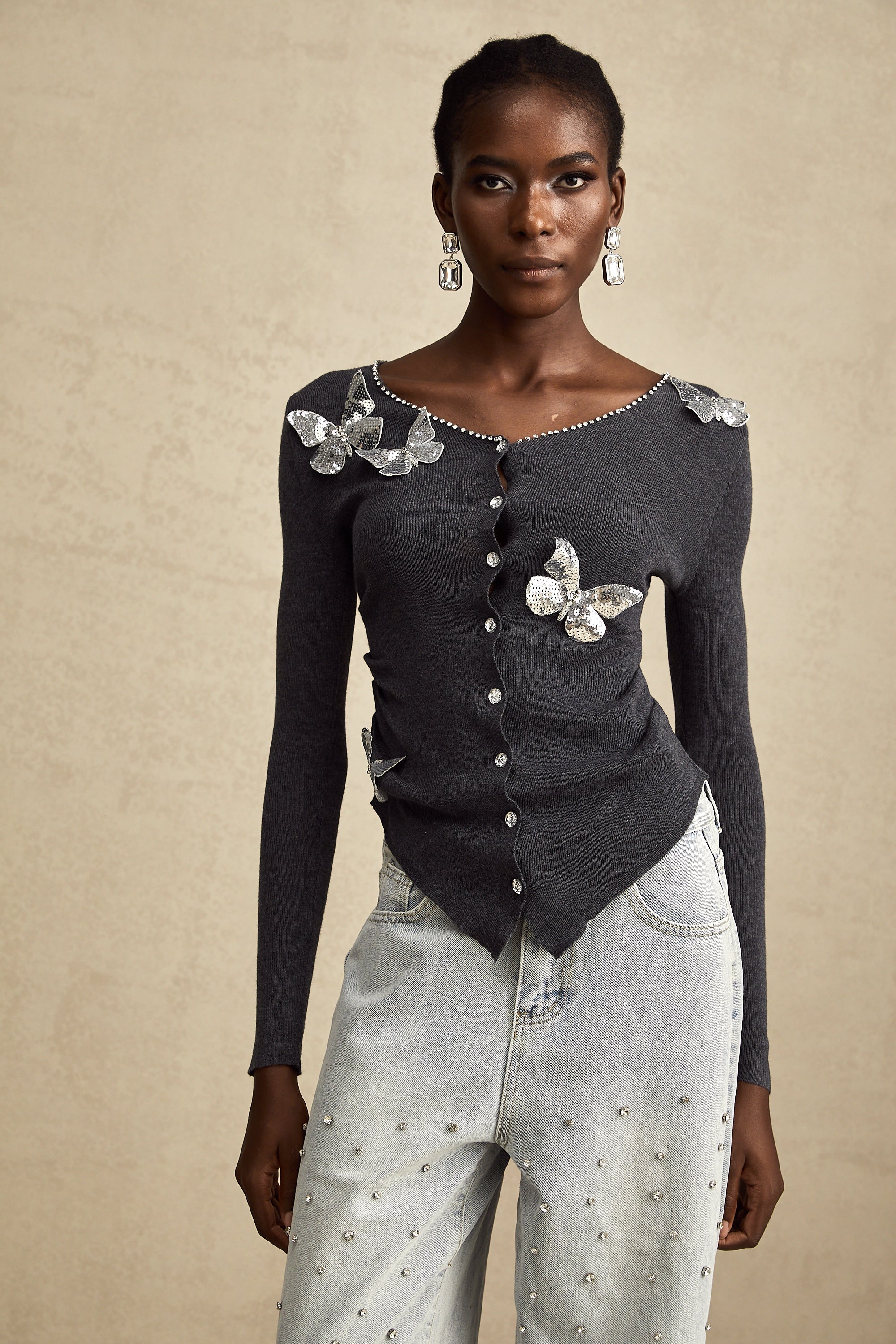 Anastasie Grauer Pailletten-Strickjacke mit Schmetterlingsmotiv