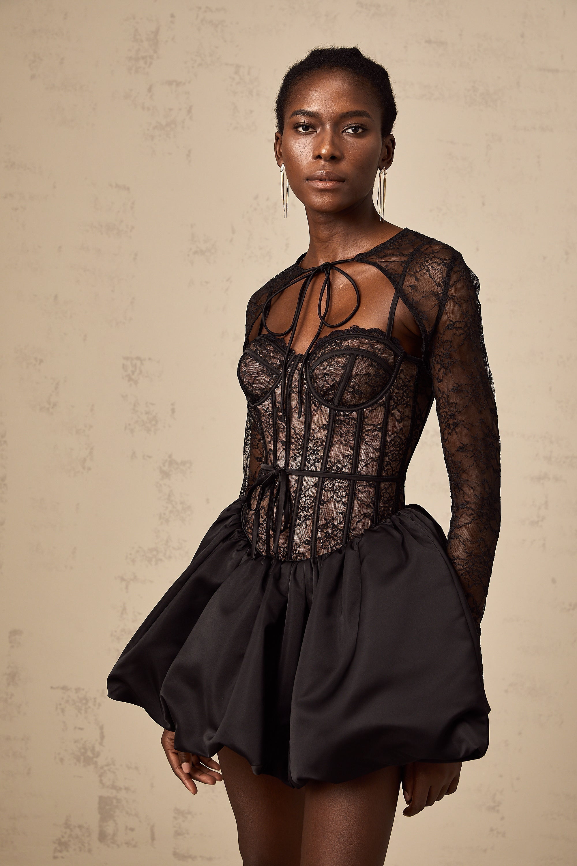 Louise Schwarzes Set aus Weste und Kleid mit floraler Spitze