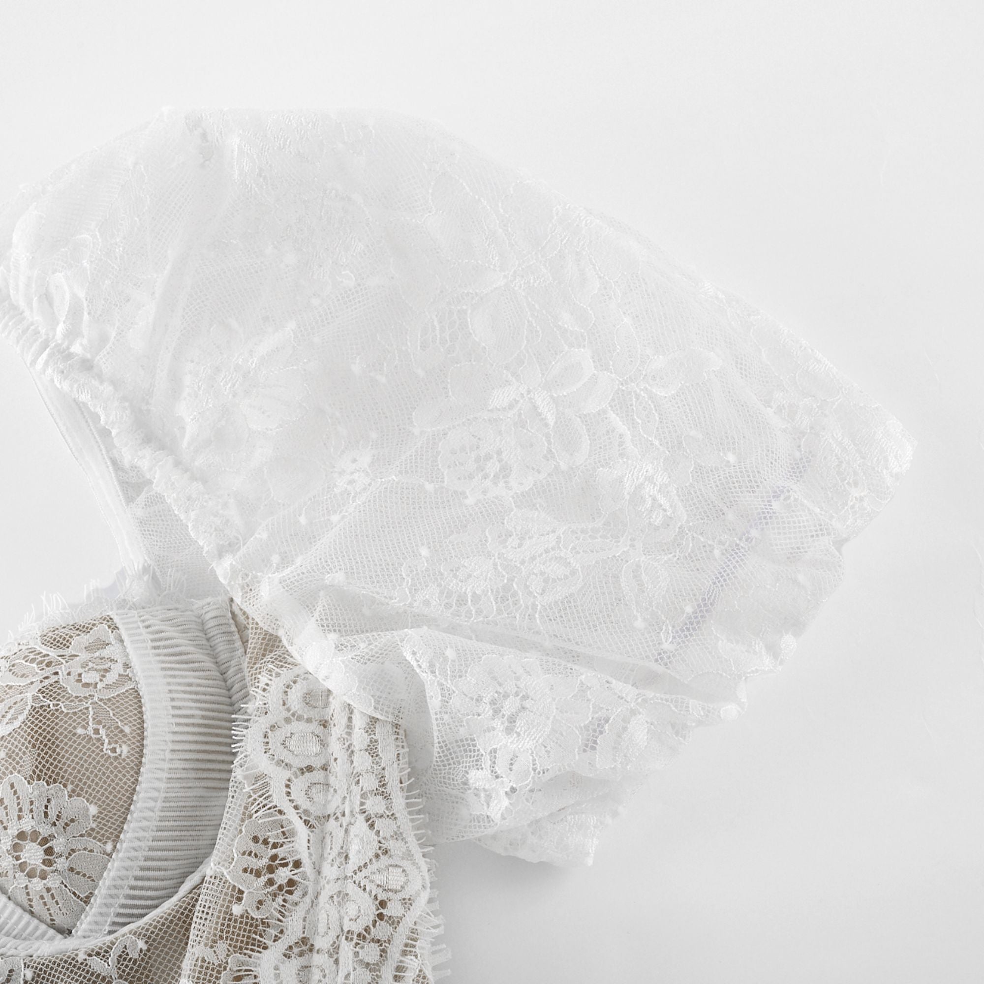 Mehrlagiges Midikleid aus weißer Spitze von Mélisande