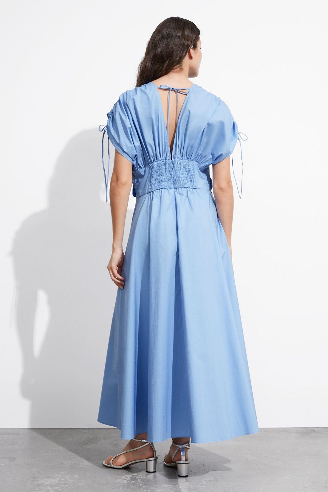 Maggie Maxikleid mit floralen Applikationen und V-Ausschnitt