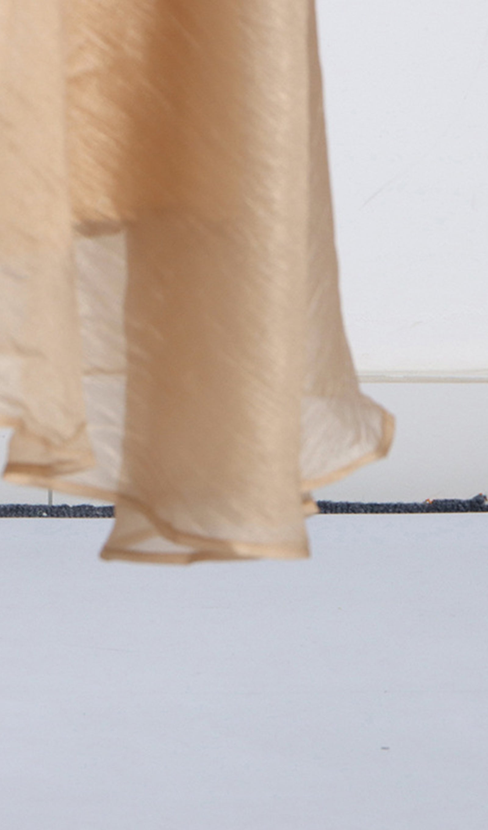 Maxikleid mit Laternenärmeln, V-Ausschnitt und Gürtel
