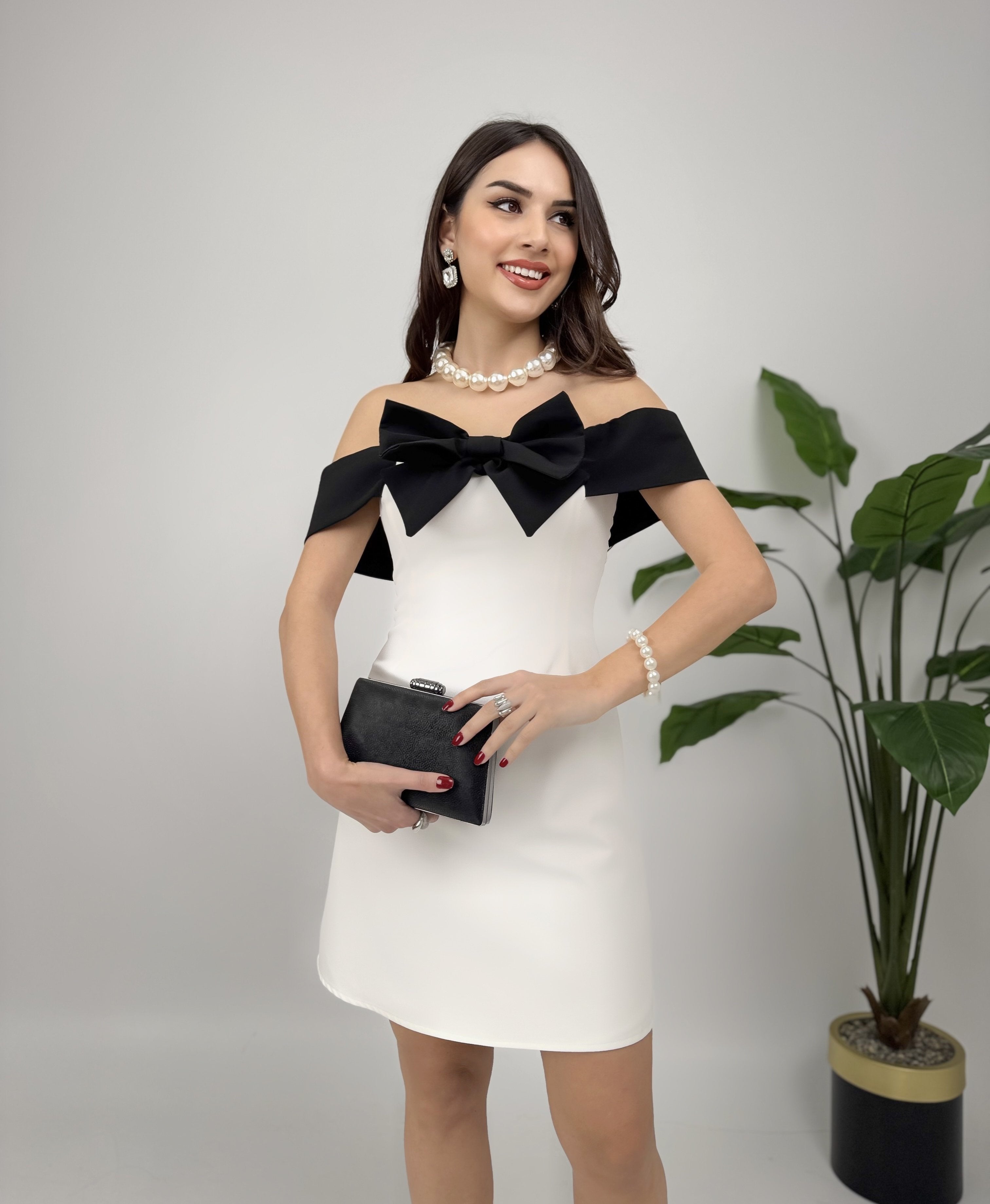 Weißes trägerloses Minikleid mit Schleife