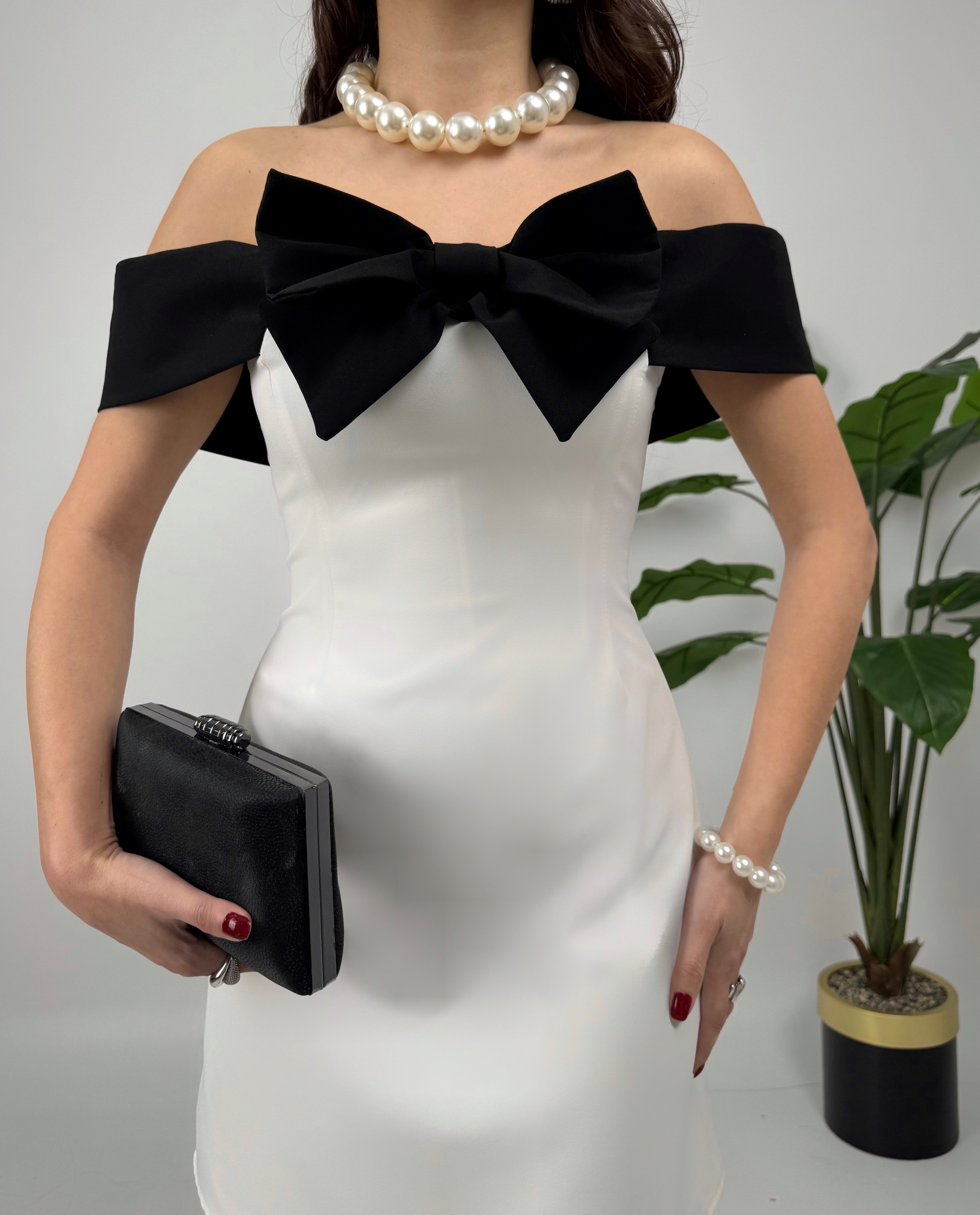 Weißes trägerloses Minikleid mit Schleife