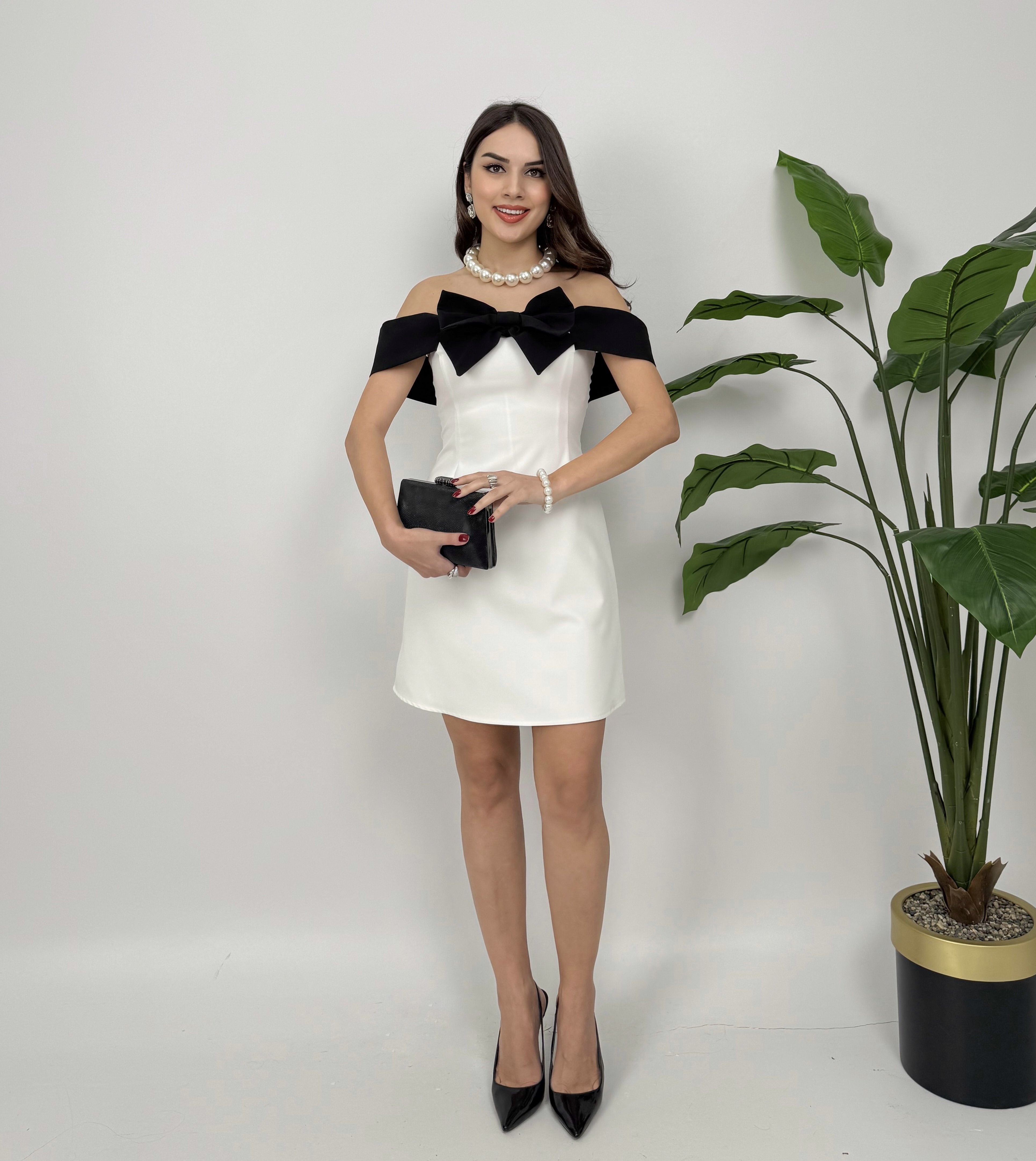 Weißes trägerloses Minikleid mit Schleife