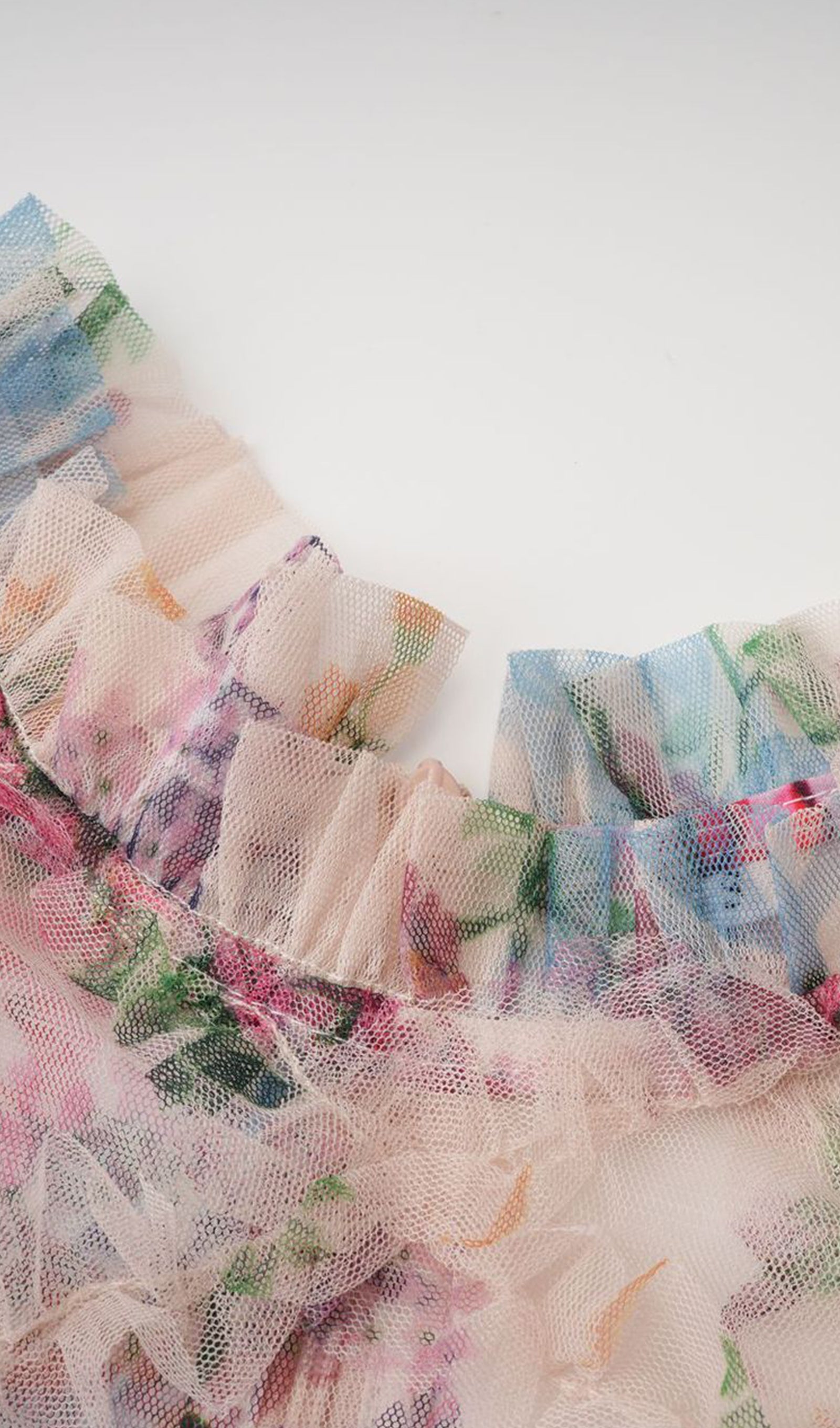 Langärmeliges, geblümtes, gestricktes Rüschen-Midikleid