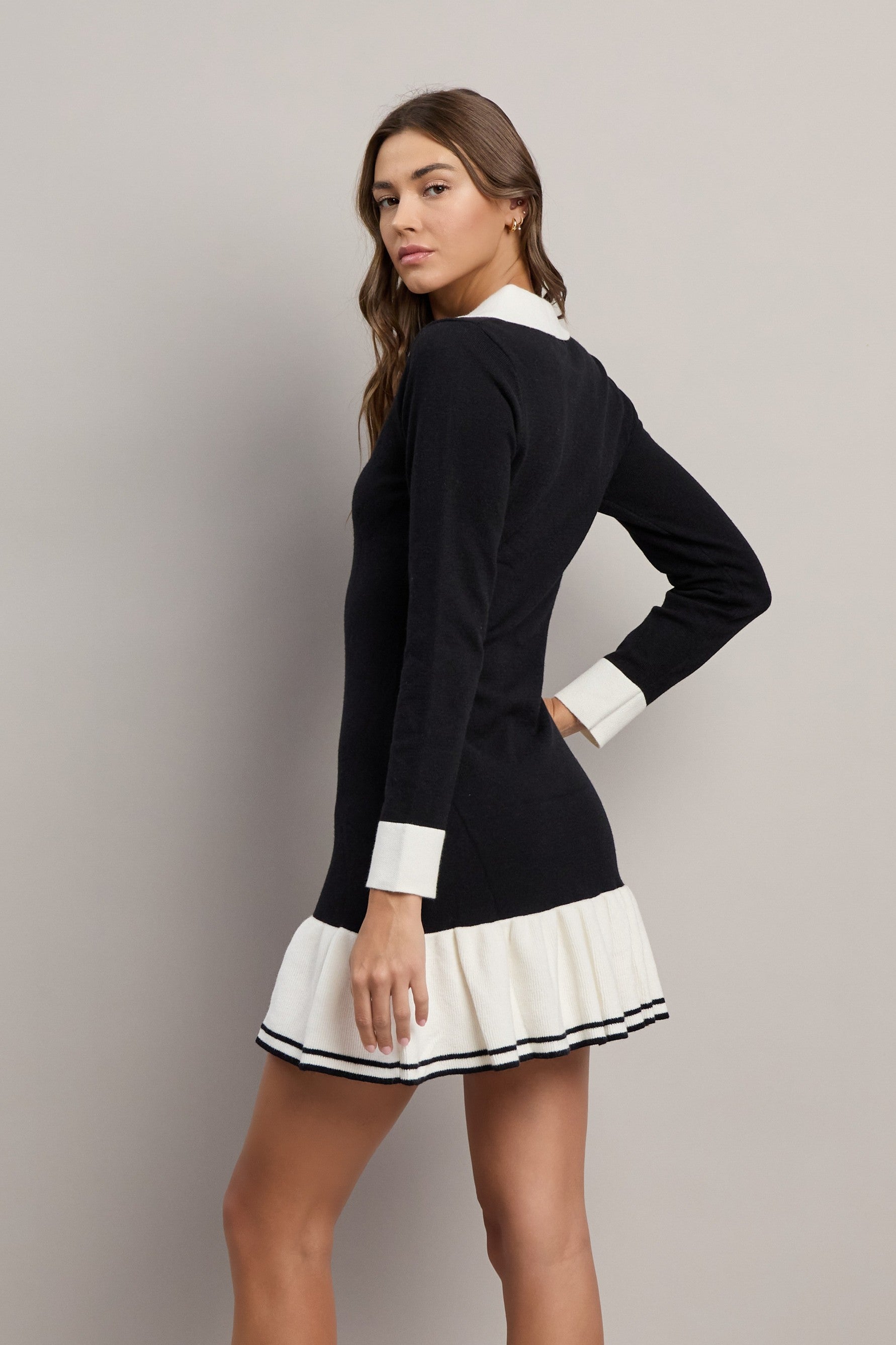 Minikleid mit kontrastierendem Kragen und Rüschenrock