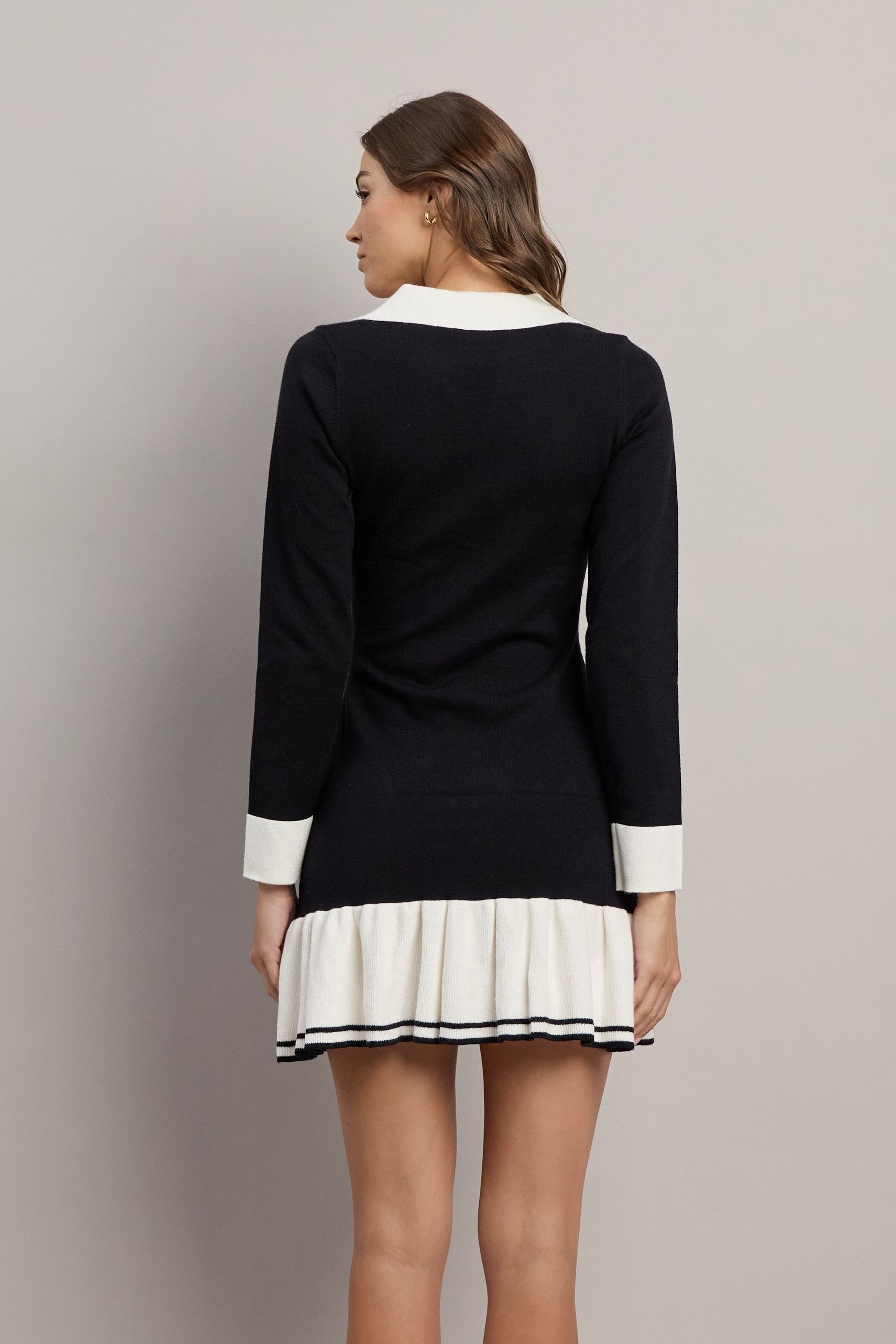 Minikleid mit kontrastierendem Kragen und Rüschenrock