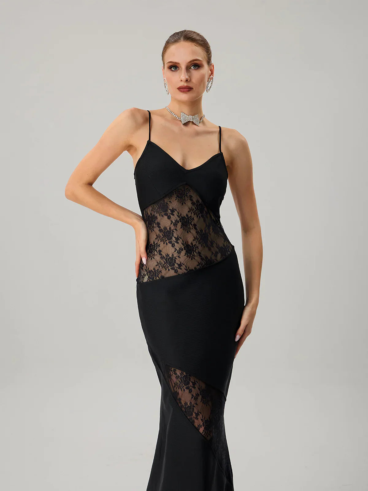 Schwarzes Maxikleid mit Spitzeneinsatz 