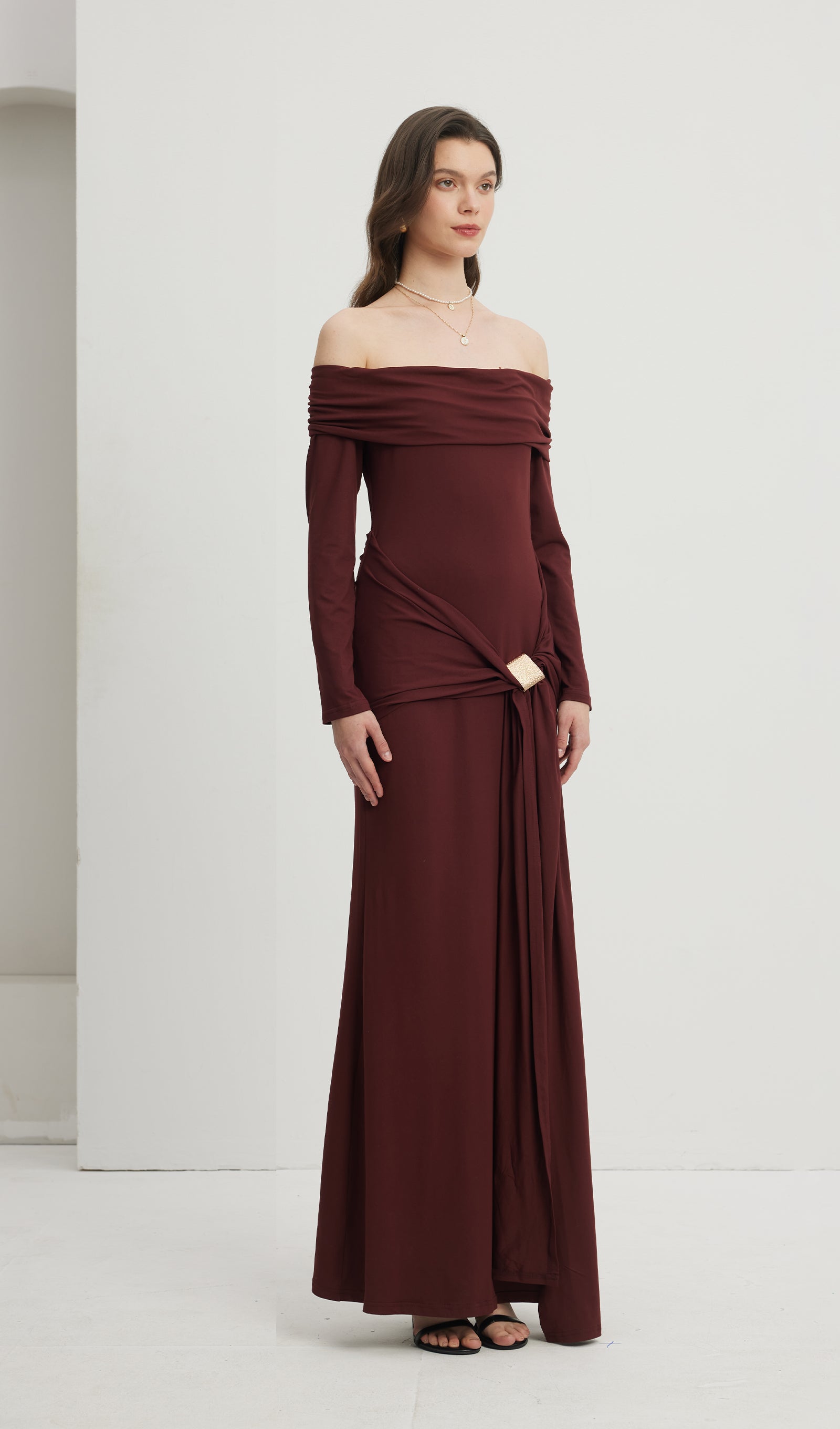 Schulterfreies Rüschen-Maxikleid 