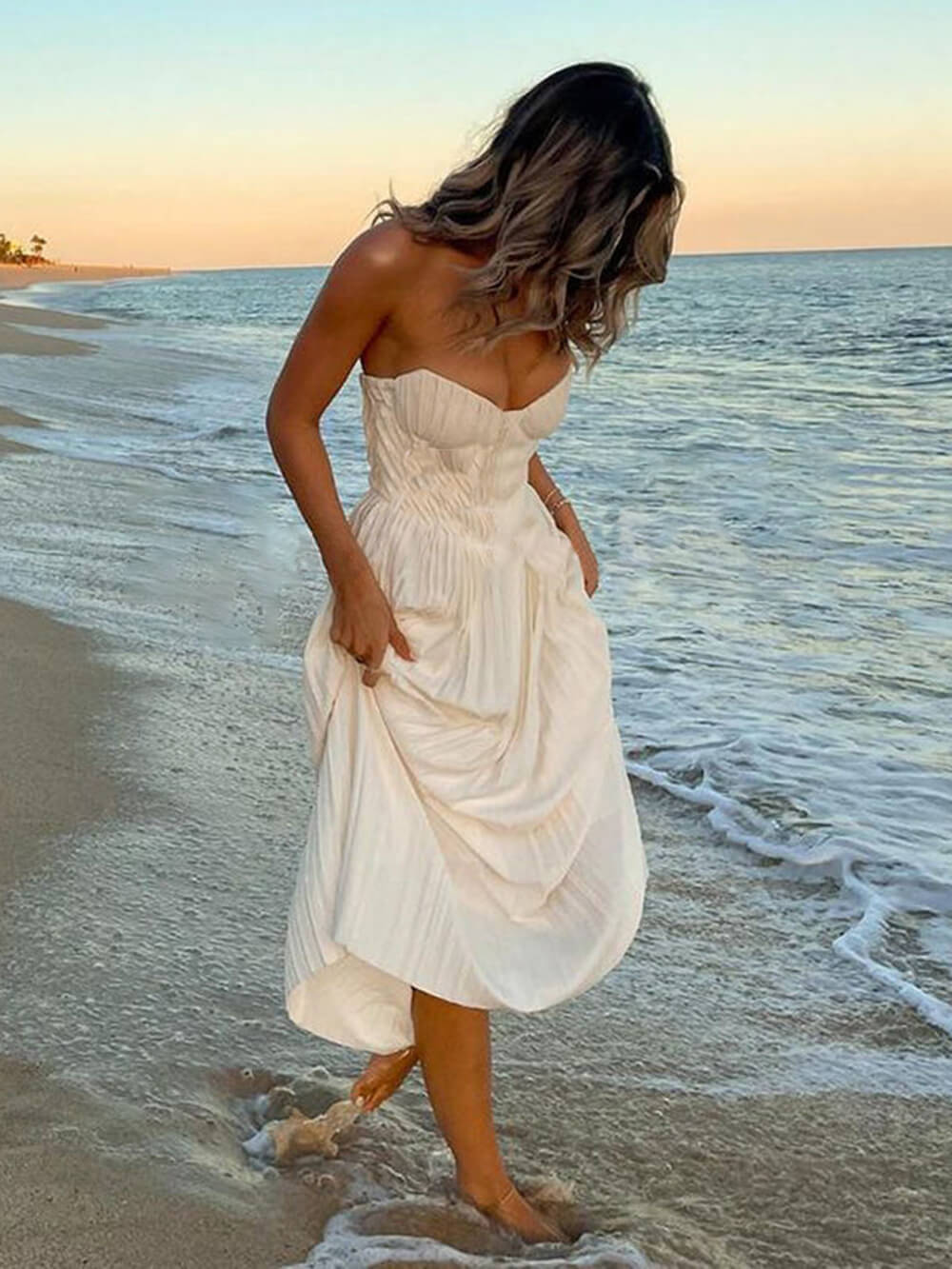 Elegantes, plissiertes, trägerloses Maxikleid