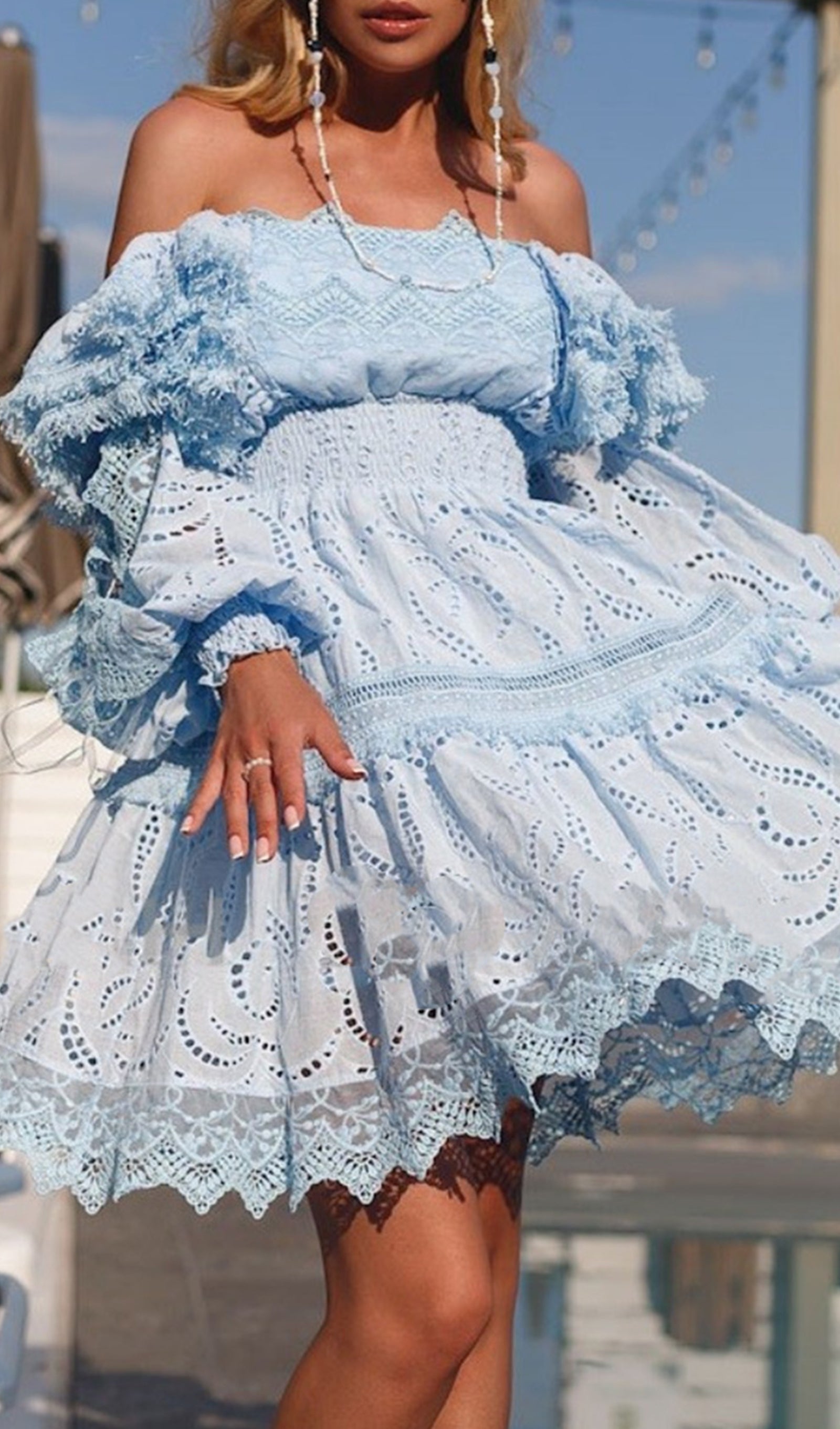 Schulterfreies, hochtailliertes Minikleid