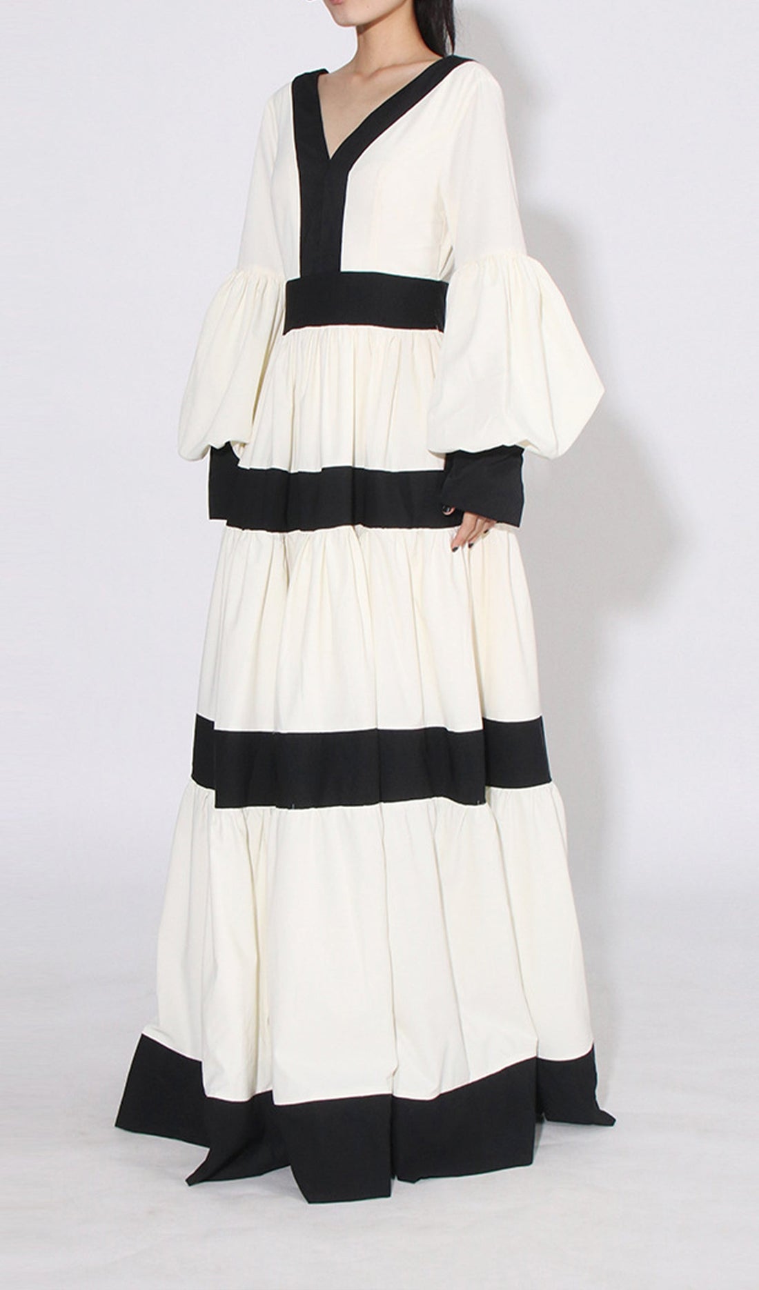 Maxikleid im Patchwork-Stil mit schwarzen und weißen Akzenten