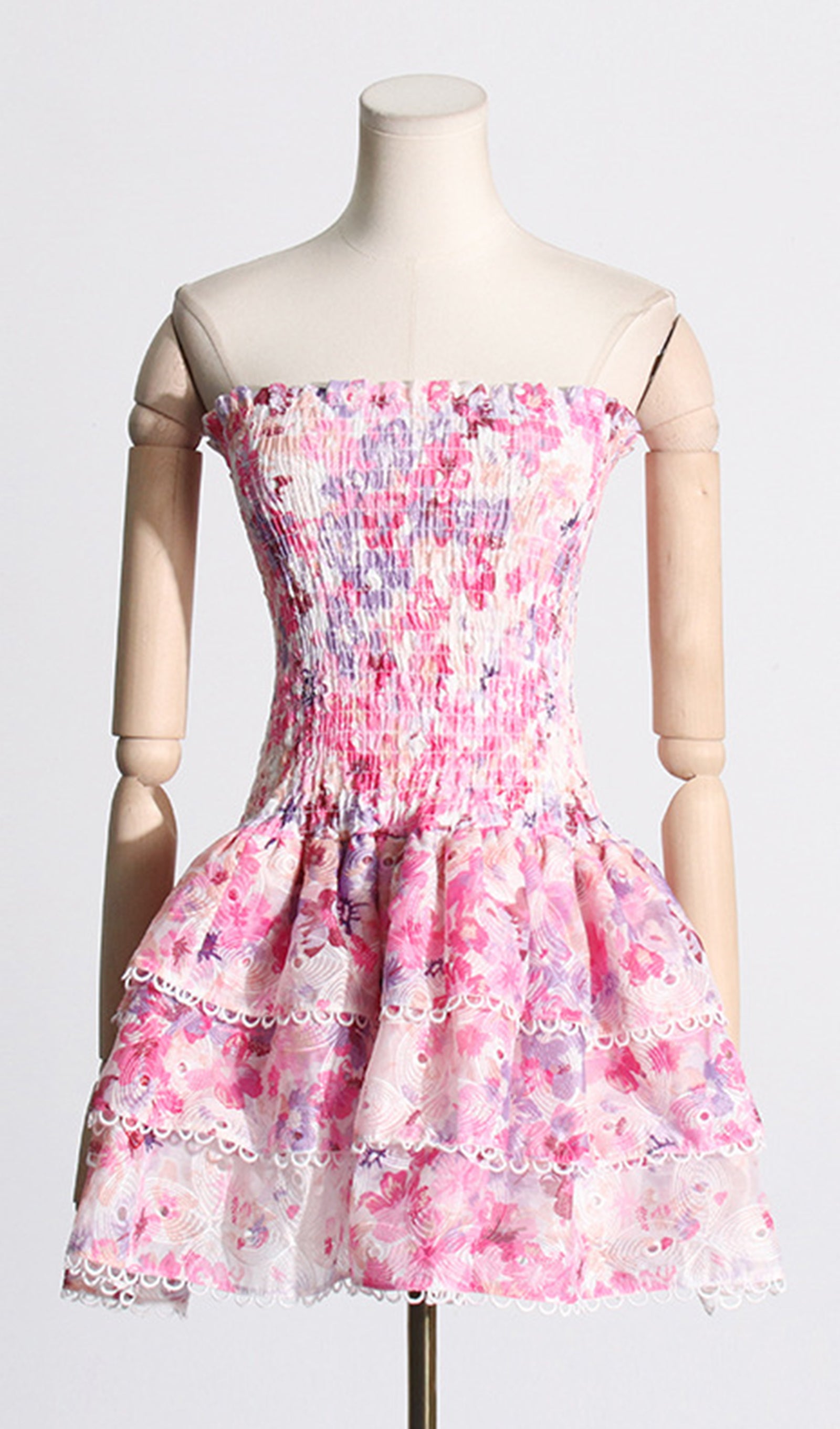 Geblümtes, gerüschtes, trägerloses Minikleid
