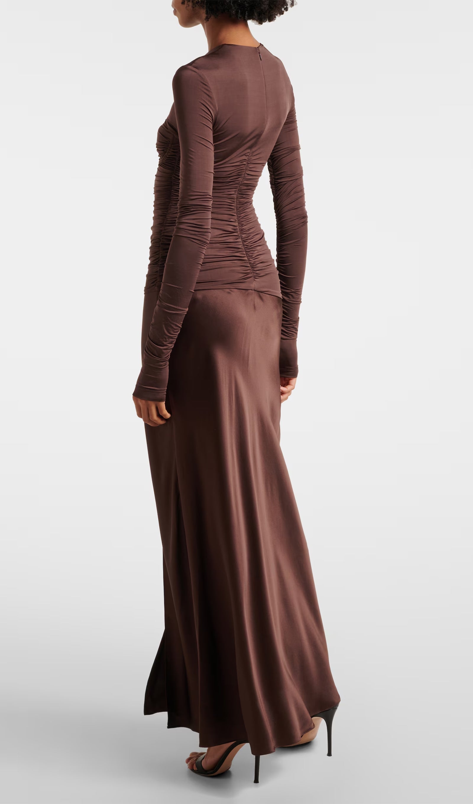 Drapiertes Maxikleid aus Jersey und Satin – Braun 