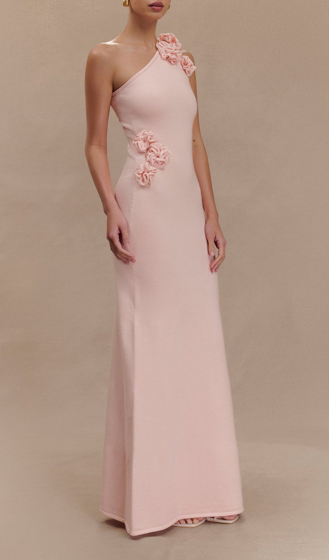 Maxikleid aus geblümtem Strick mit einer Schulter – Babyrosa 